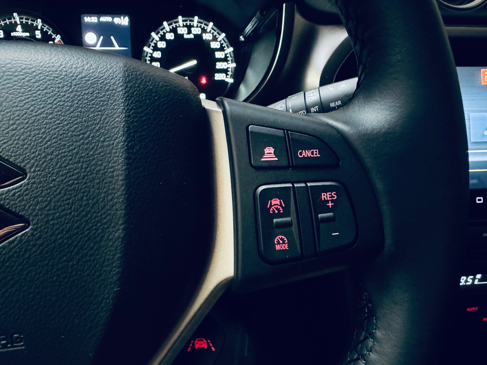 SUZUKI Vitara 1.4 Boosterjet Compact + 4x4 Hybrid-image-24