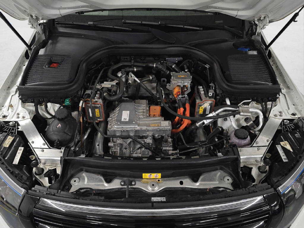 MERCEDES-BENZ EQC 400 AMG Line 4Matic-image-9