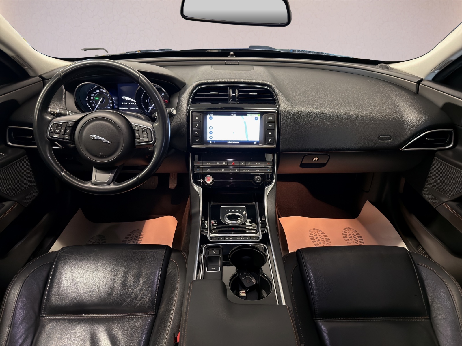 JAGUAR XE 20d Pure Automat-showroom-element-3