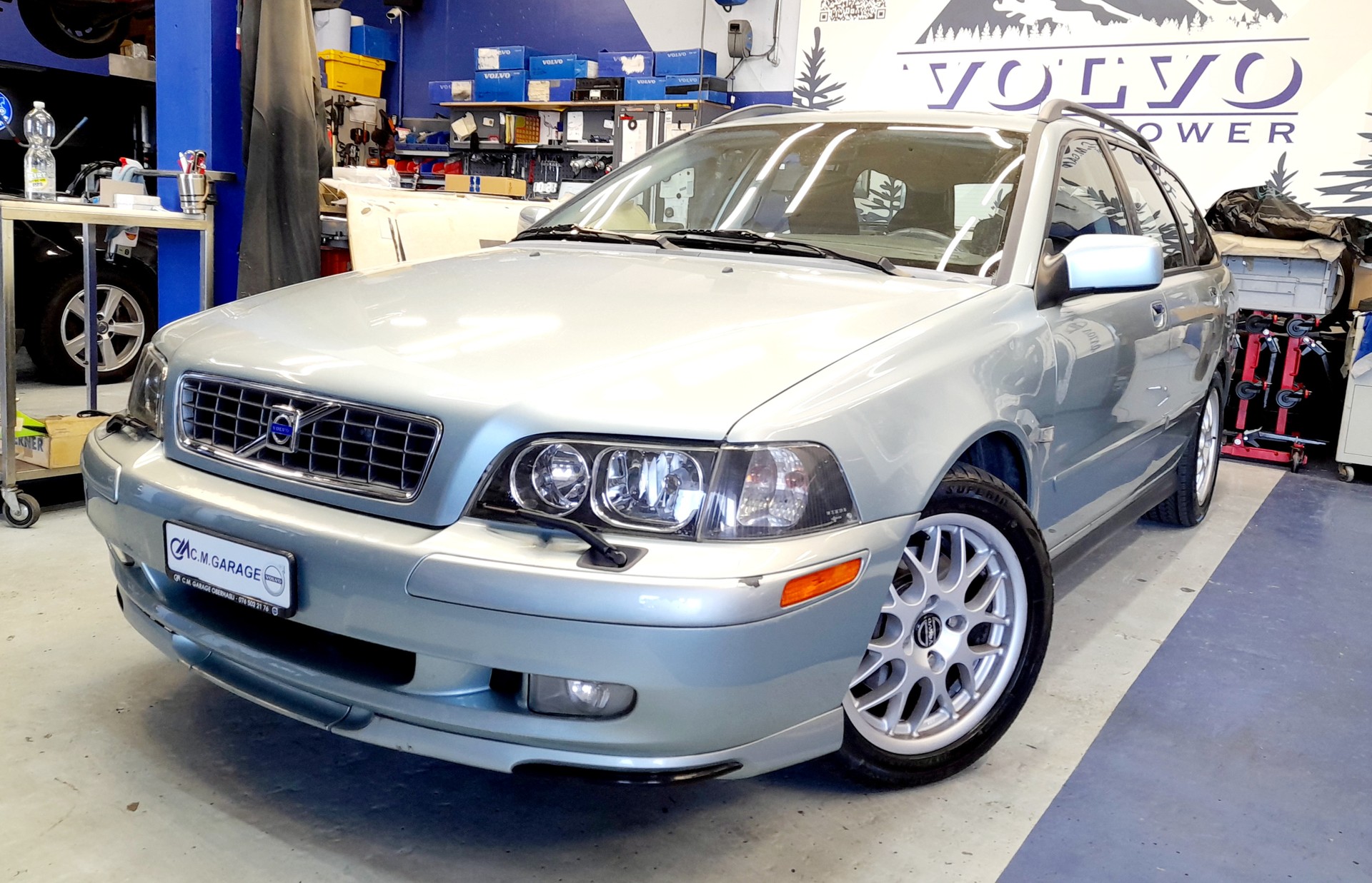 VOLVO V40 T4