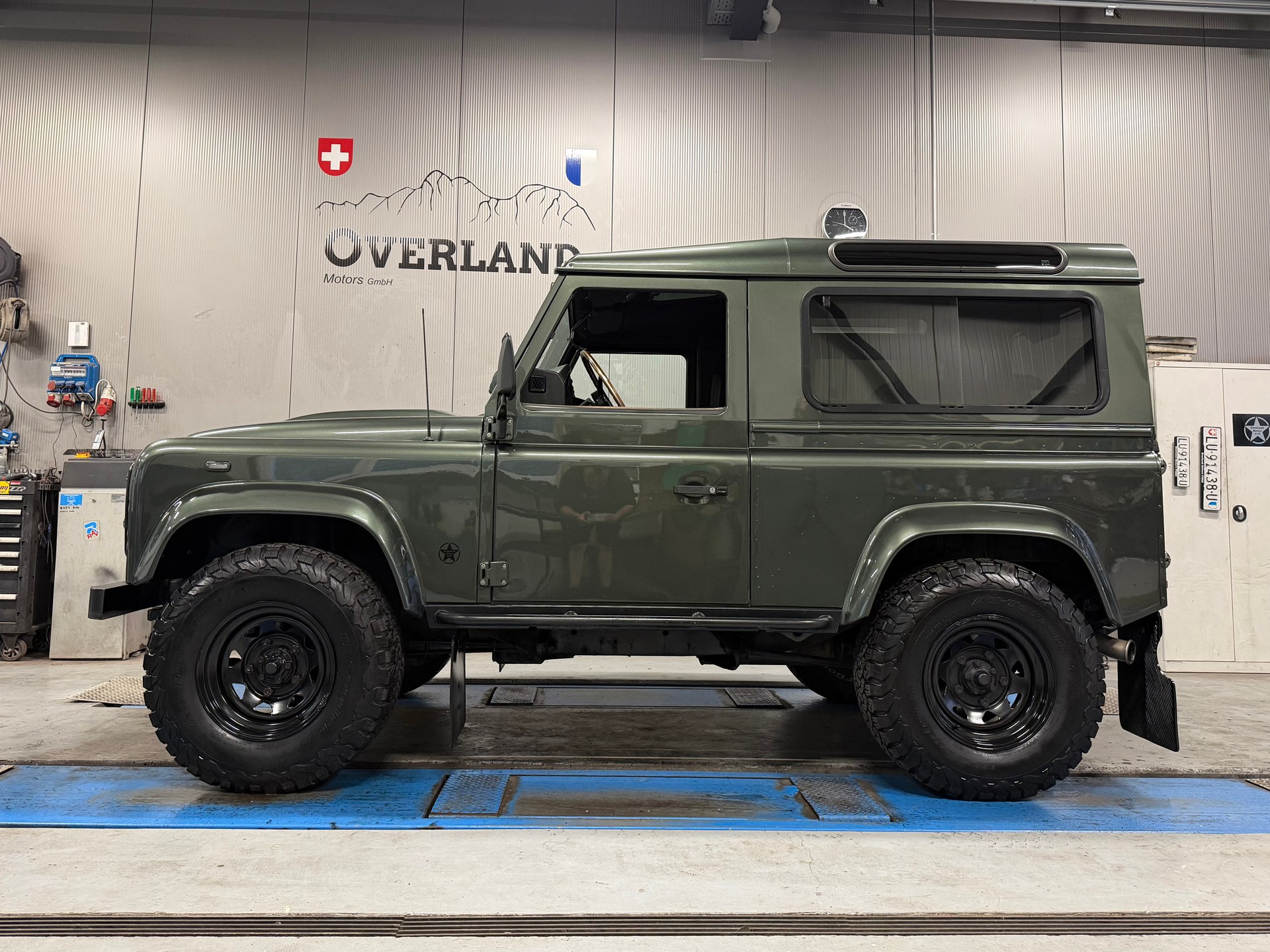 LAND ROVER 90-showroom-element-1