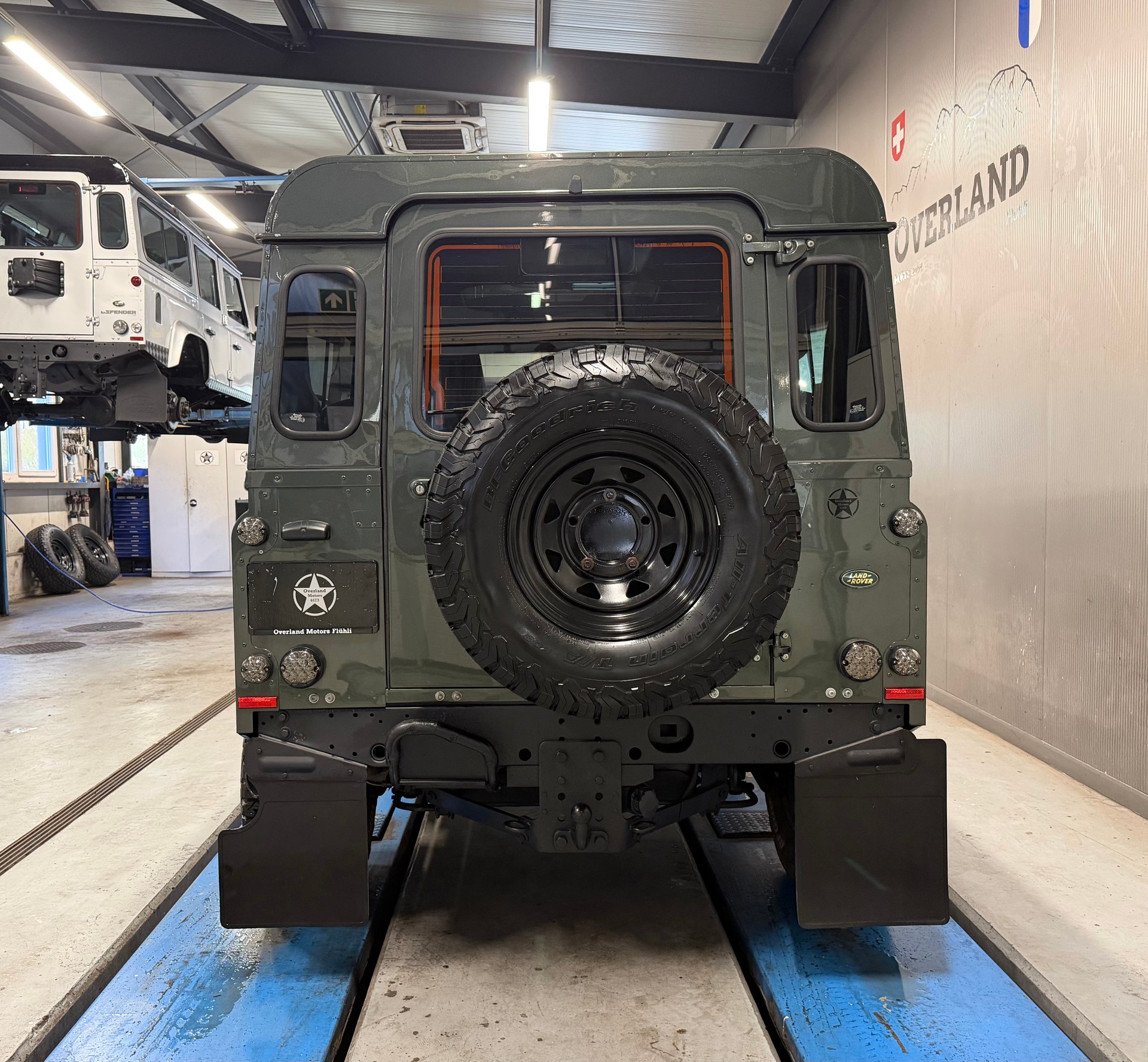 LAND ROVER 90-showroom-element-3