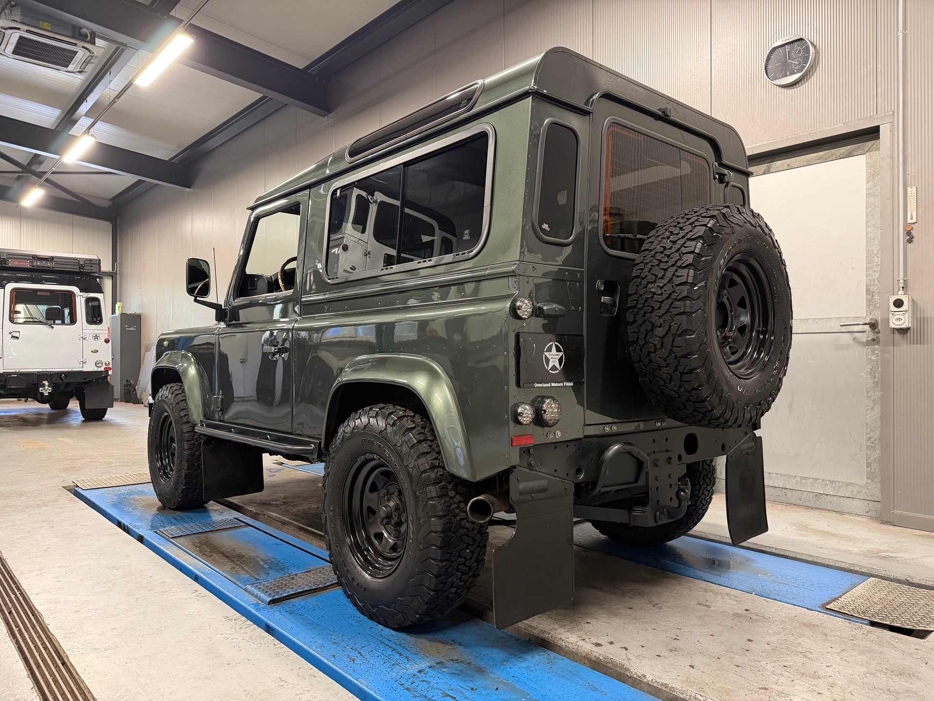 LAND ROVER 90-showroom-element-2