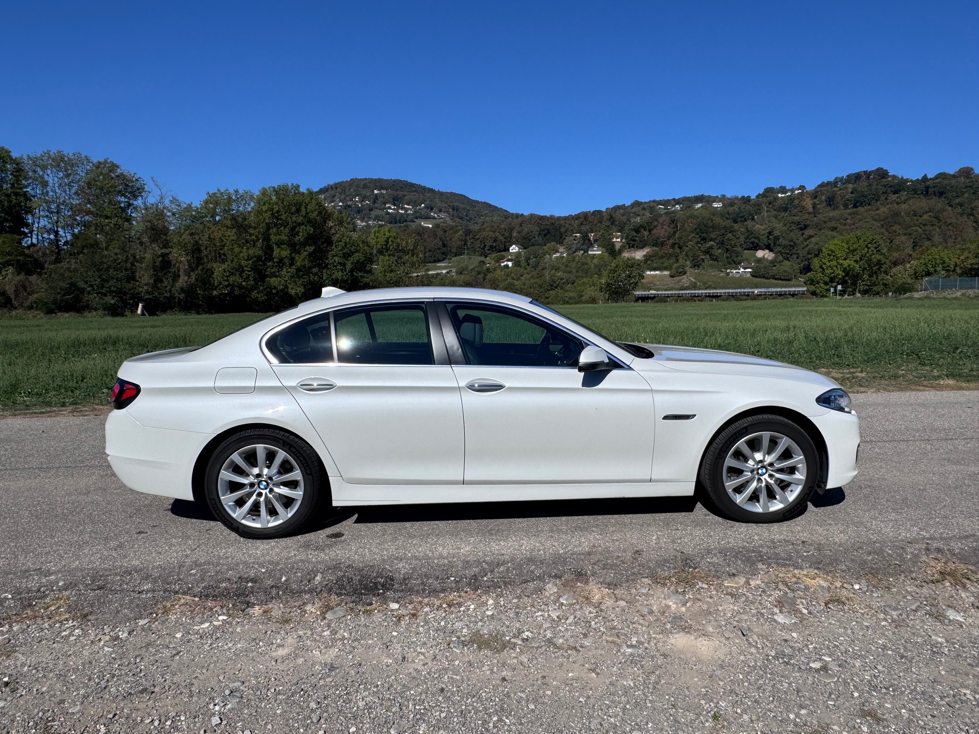 BMW 528i xDrive-image-2