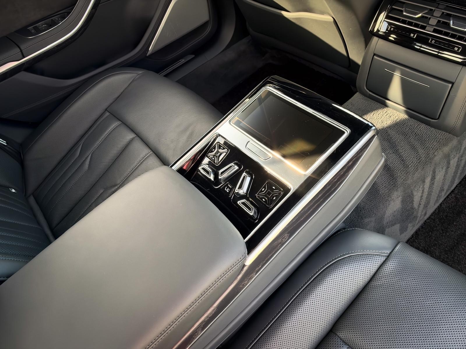 AUDI A8 L 60 TFSI-image-10