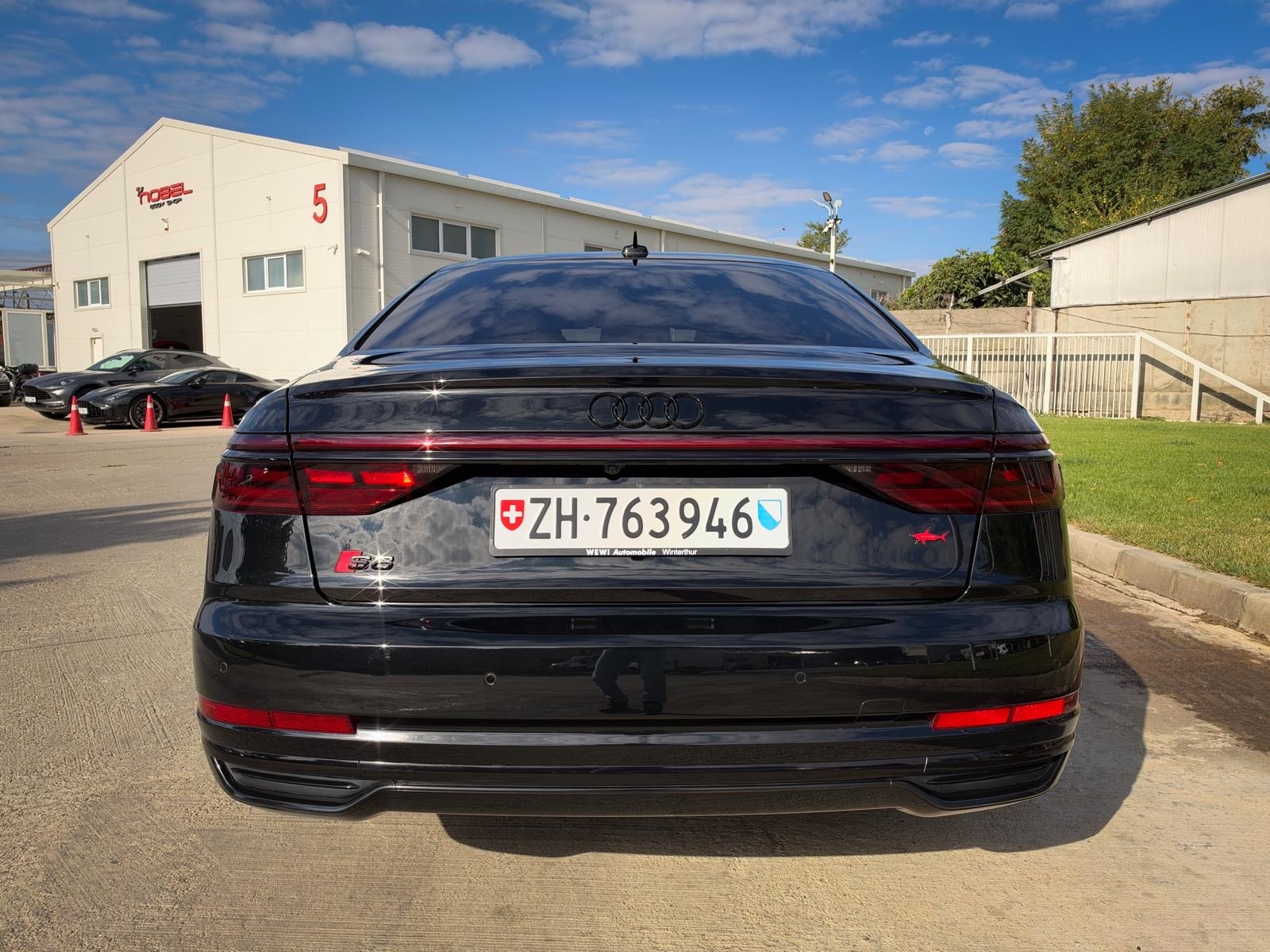 AUDI A8 L 60 TFSI-image-6
