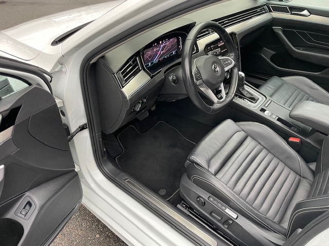 VW Passat Variant 2.0 TSI R-Line Edition 4Motion DSG-image-9