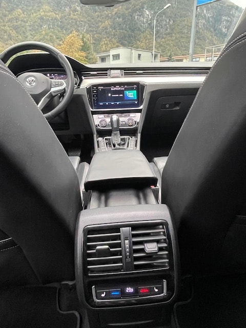 VW Passat Variant 2.0 TSI R-Line Edition 4Motion DSG-image-13