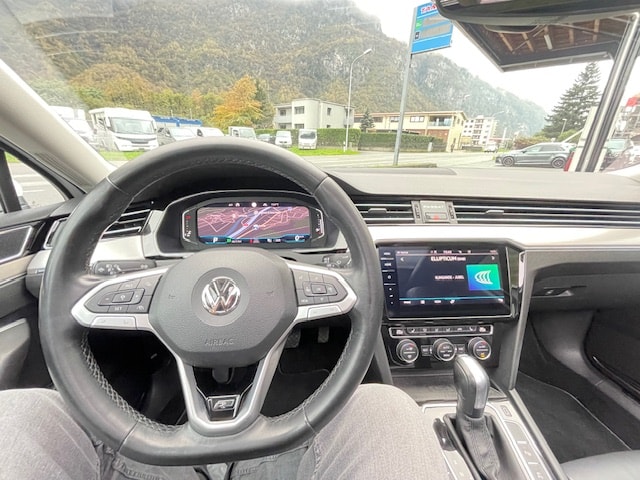VW Passat Variant 2.0 TSI R-Line Edition 4Motion DSG-image-8