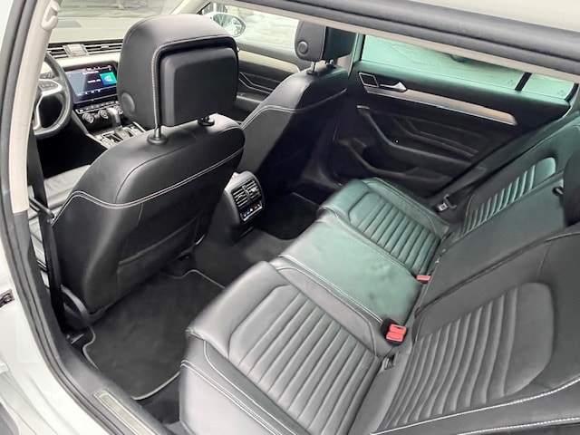 VW Passat Variant 2.0 TSI R-Line Edition 4Motion DSG-image-14