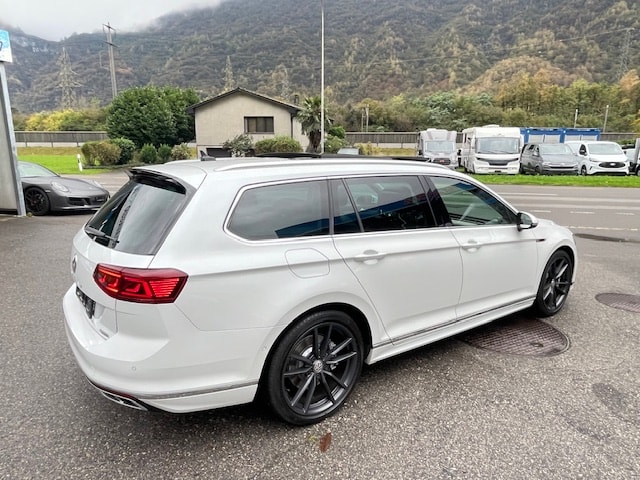 VW Passat Variant 2.0 TSI R-Line Edition 4Motion DSG-image-5