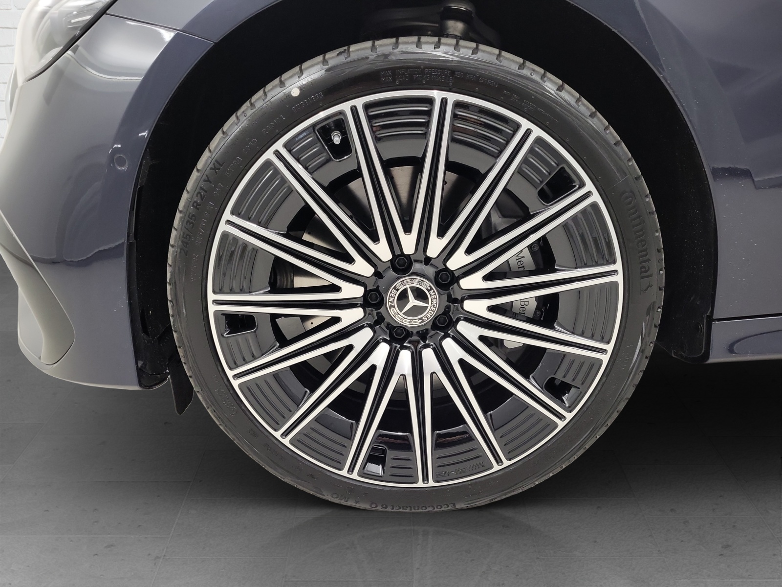MERCEDES-BENZ E 220 d AMG Line 4Matic T-image-5