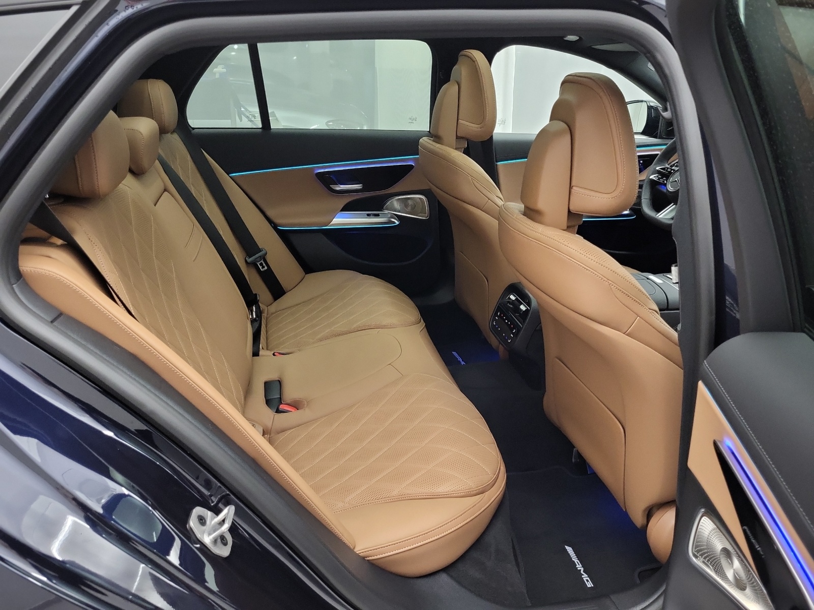 MERCEDES-BENZ E 220 d AMG Line 4Matic T-image-9