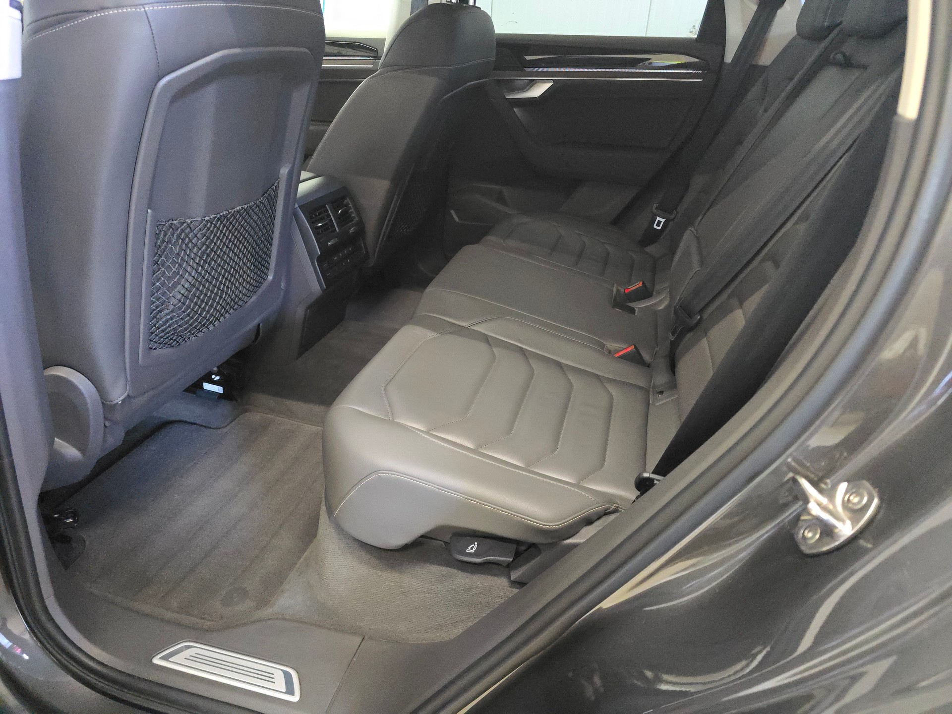 VW Touareg 3.0 TDI Elegance-image-14