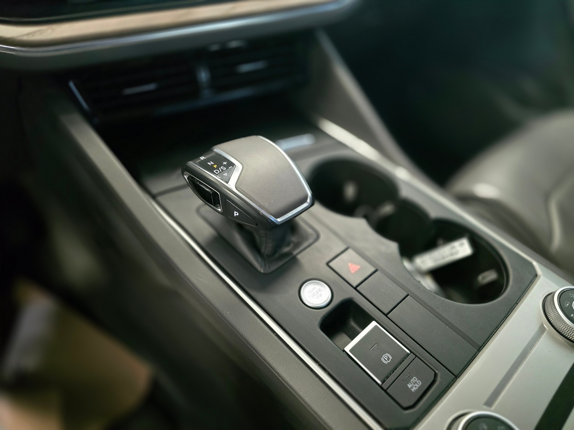 VW Touareg 3.0 TDI Elegance-image-7