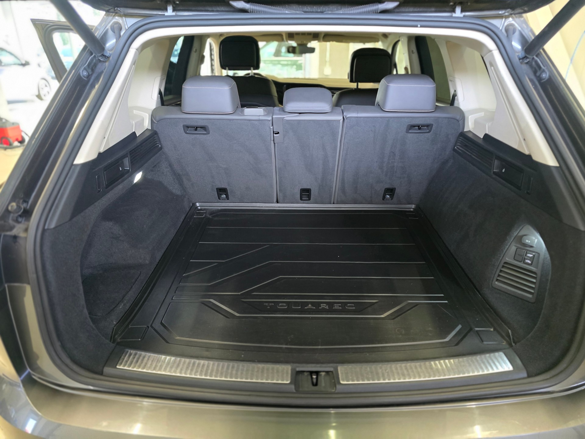 VW Touareg 3.0 TDI Elegance-image-15