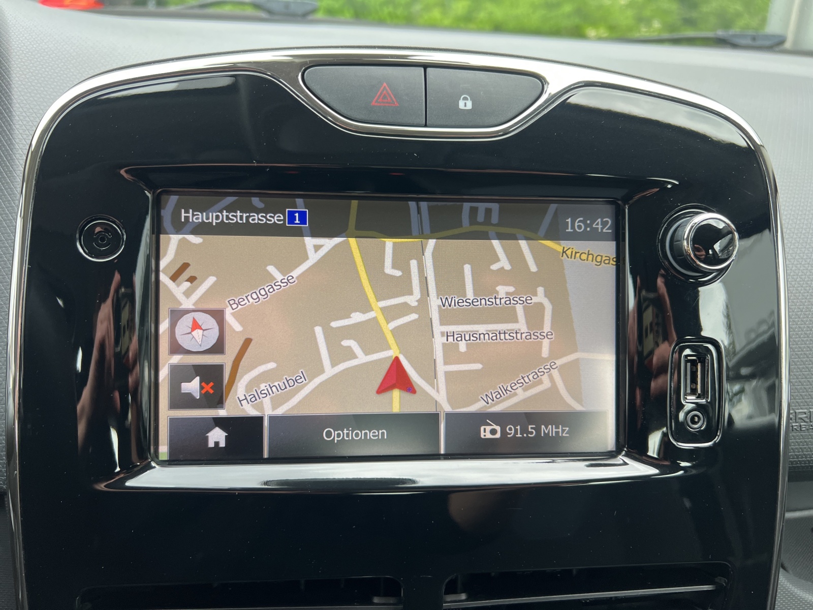 RENAULT Clio 1.2 16V T Swiss Edition EDC-image-12