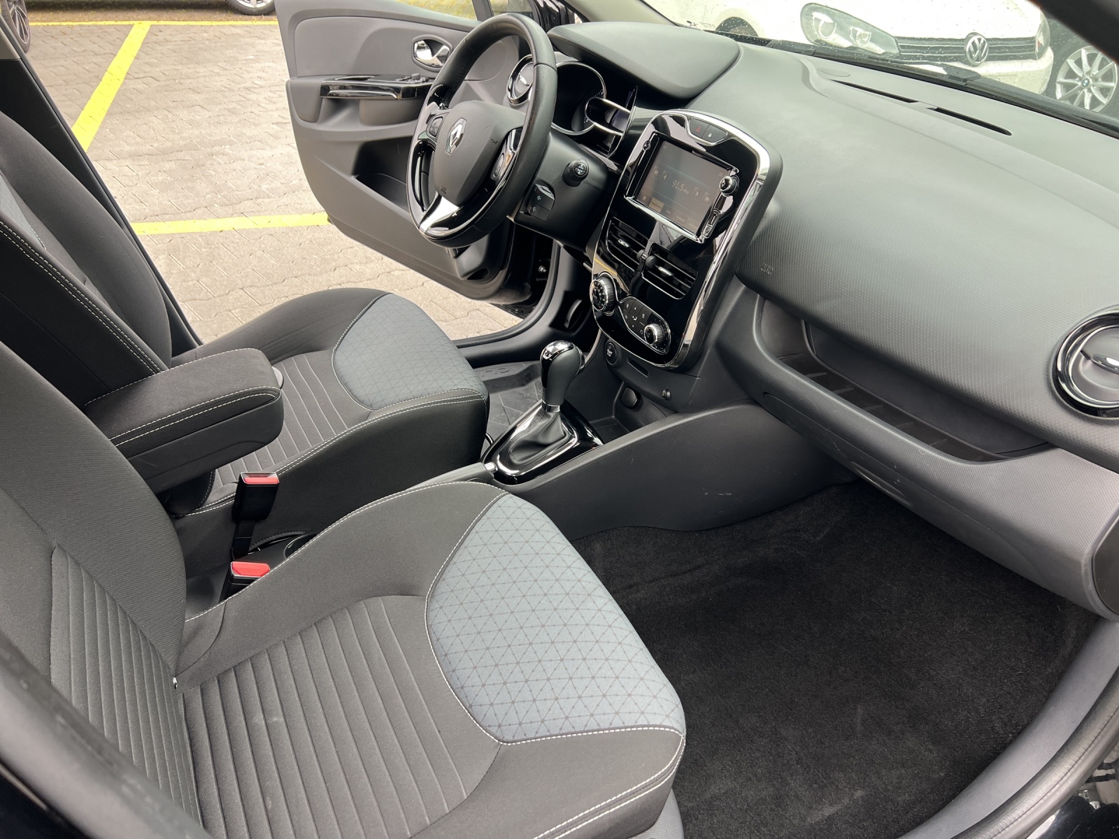 RENAULT Clio 1.2 16V T Swiss Edition EDC-image-6