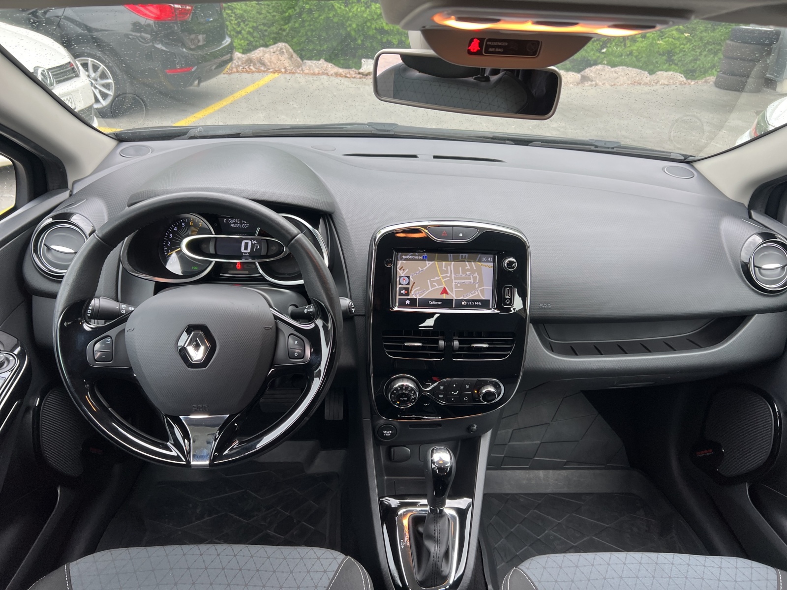 RENAULT Clio 1.2 16V T Swiss Edition EDC-image-9