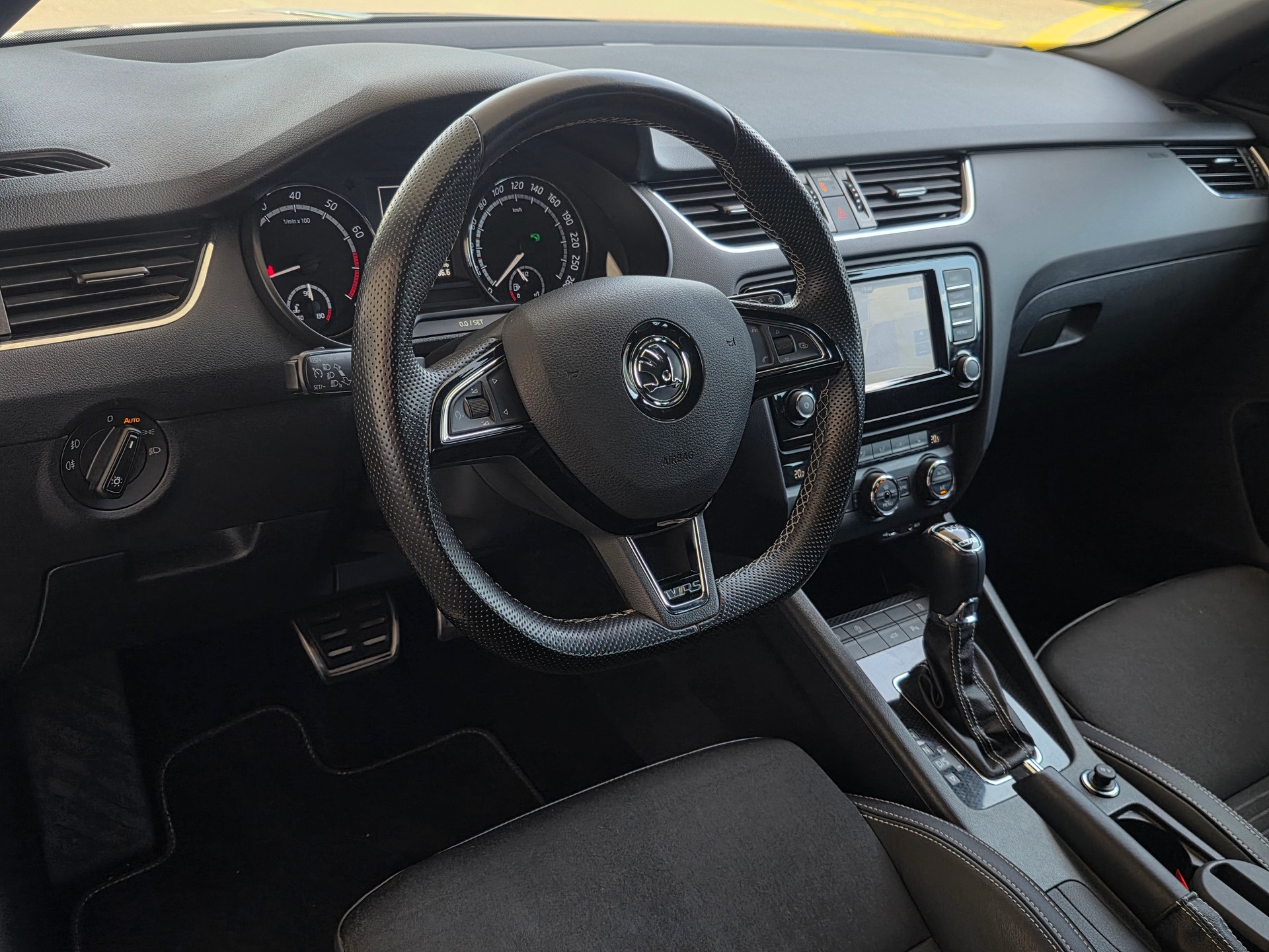 SKODA Octavia Combi 2.0 TSI RS DSG * Frisch ab MFK *-image-9