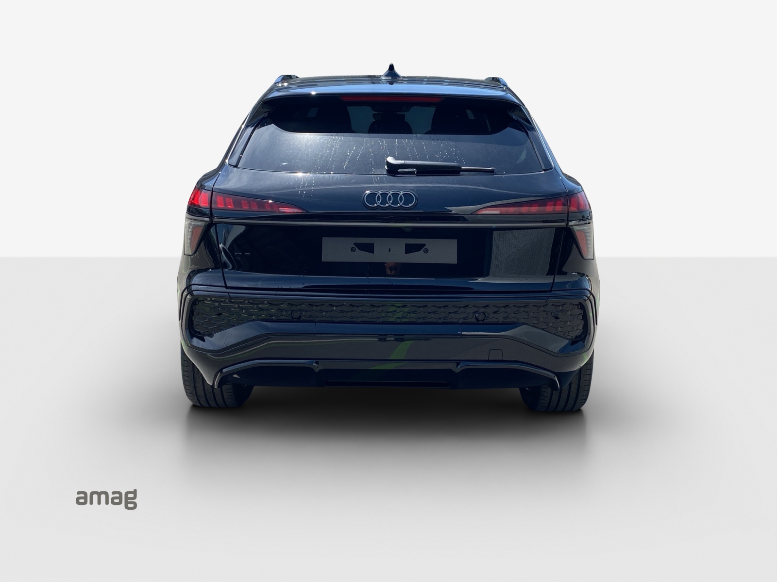 AUDI Q3 SUV e-hybrid 200 kW S tronig-showroom-element-3