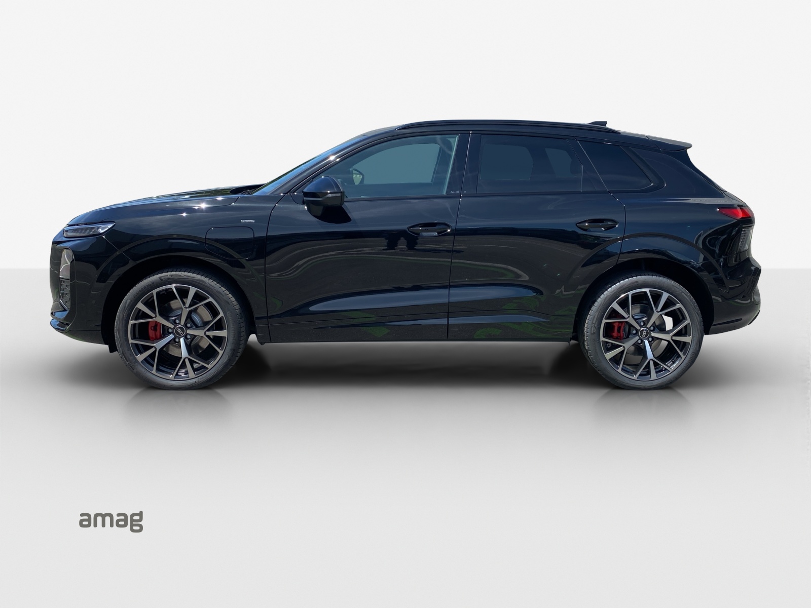 AUDI Q3 SUV e-hybrid 200 kW S tronig-showroom-element-1