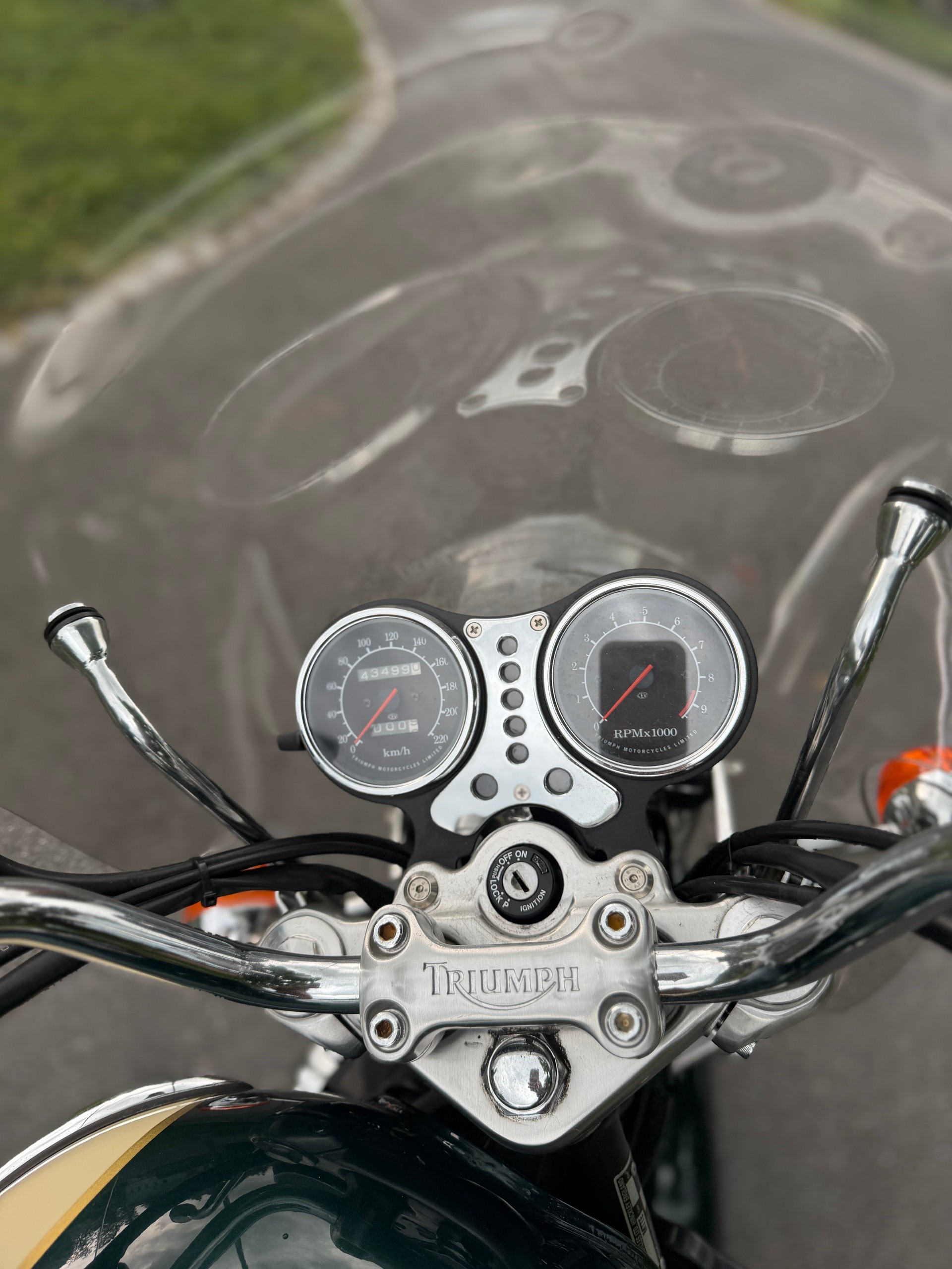 TRIUMPH Thunderbird 900-image-8
