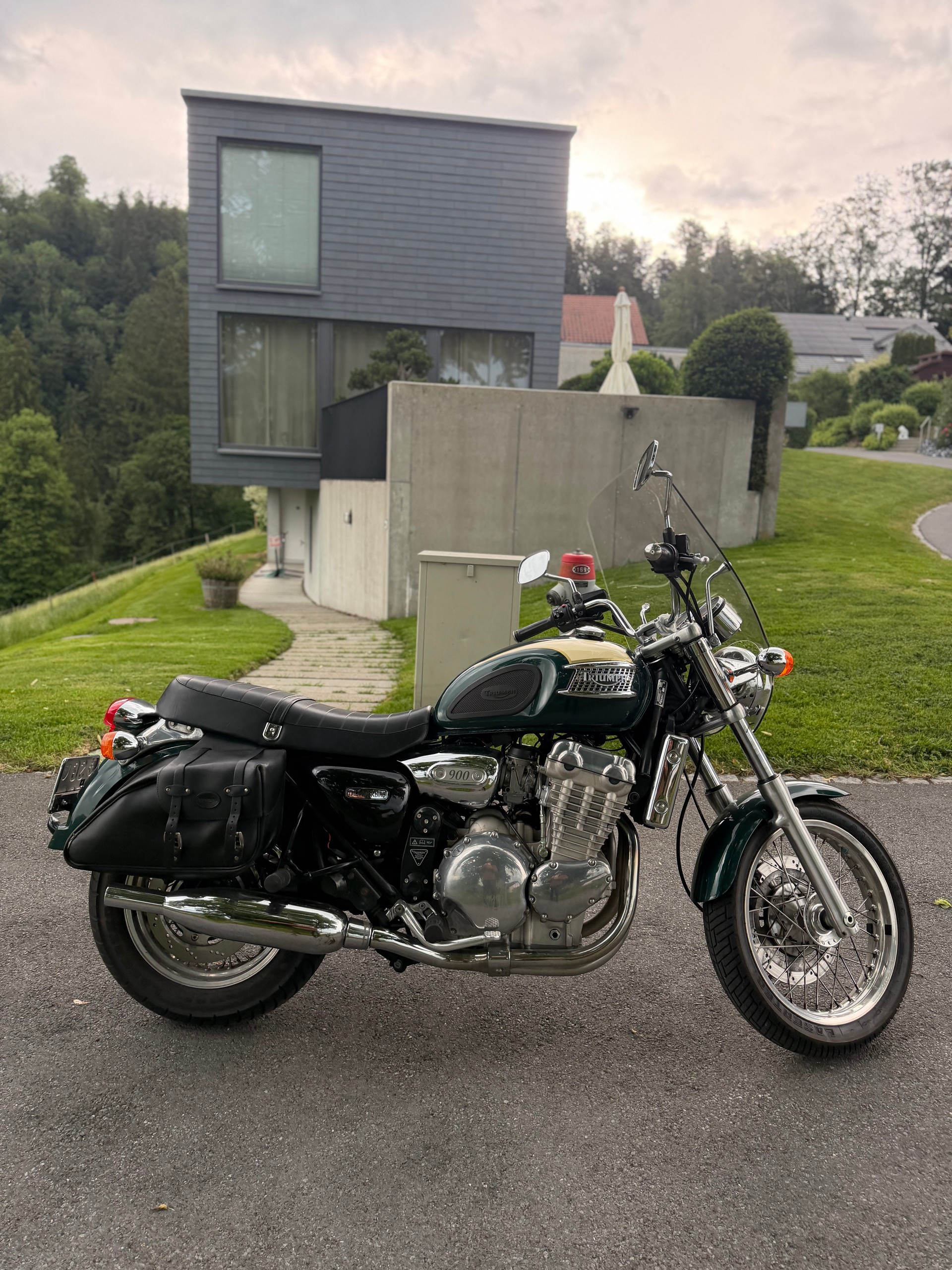 TRIUMPH Thunderbird 900-image-1