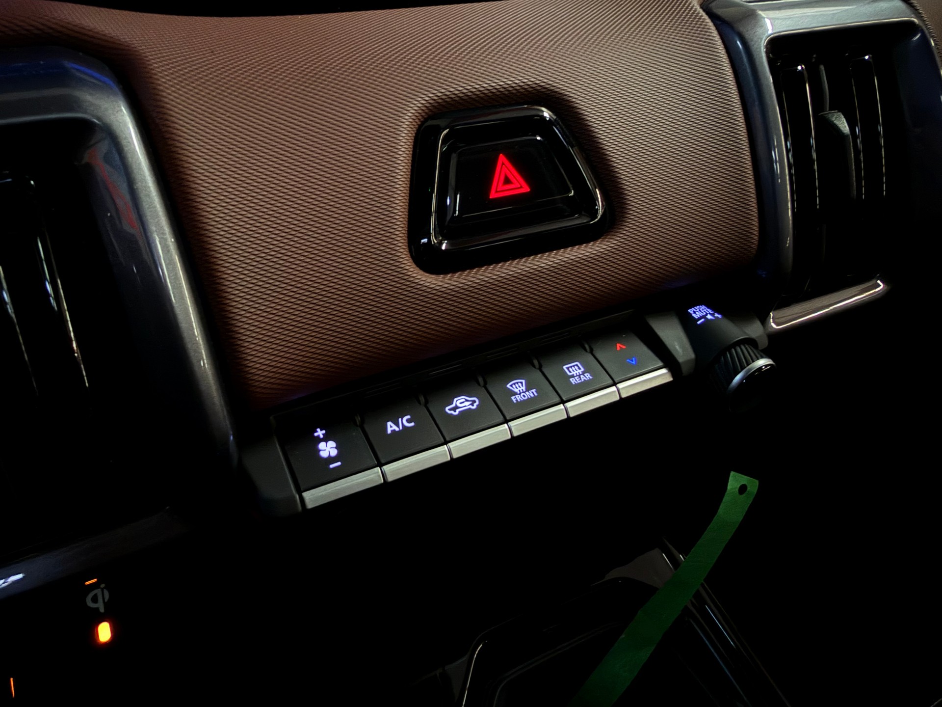 SUZUKI e-Vitara 61kWh Compact Top 4x4-image-27