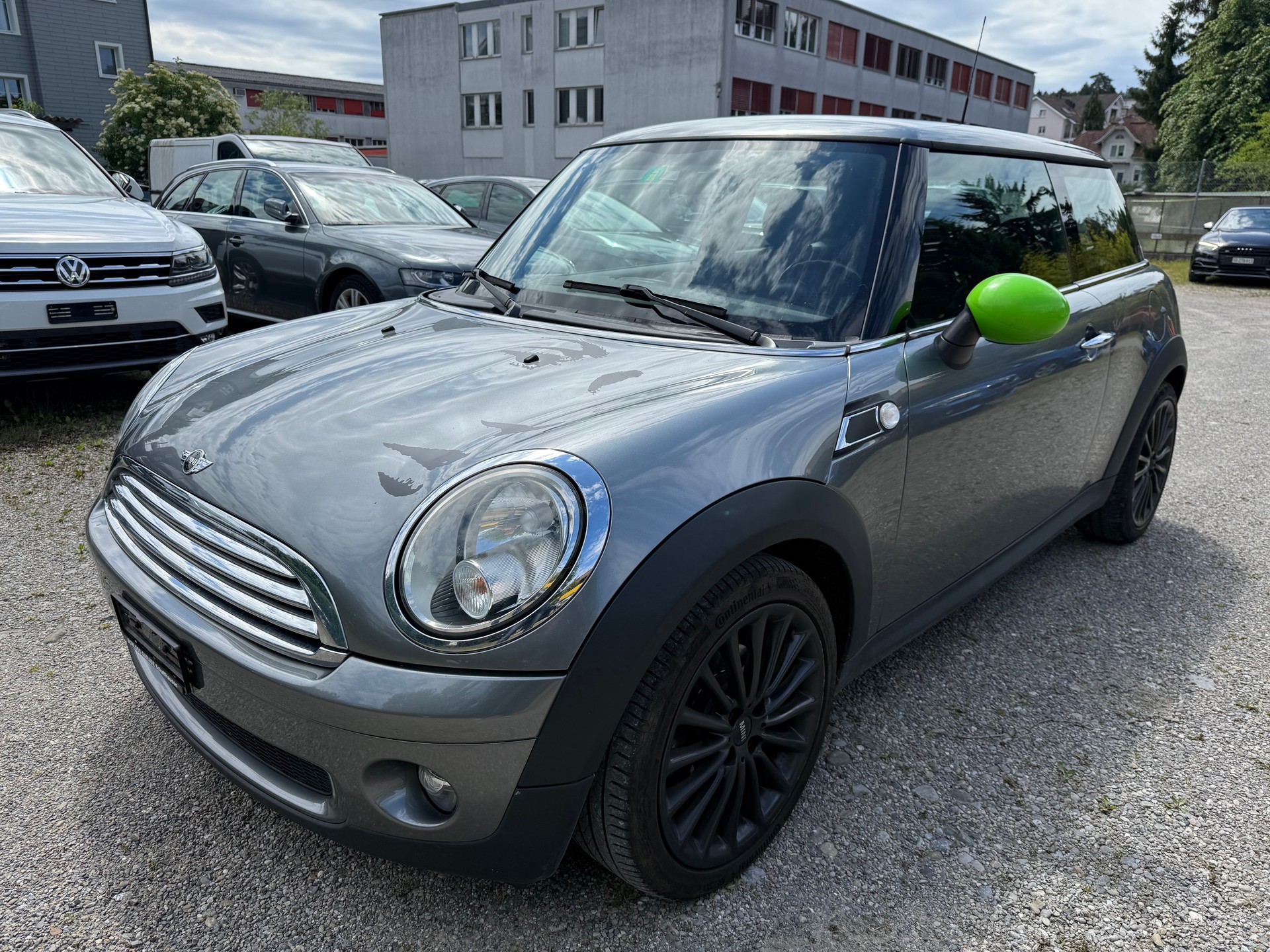 MINI One-showroom-element-1