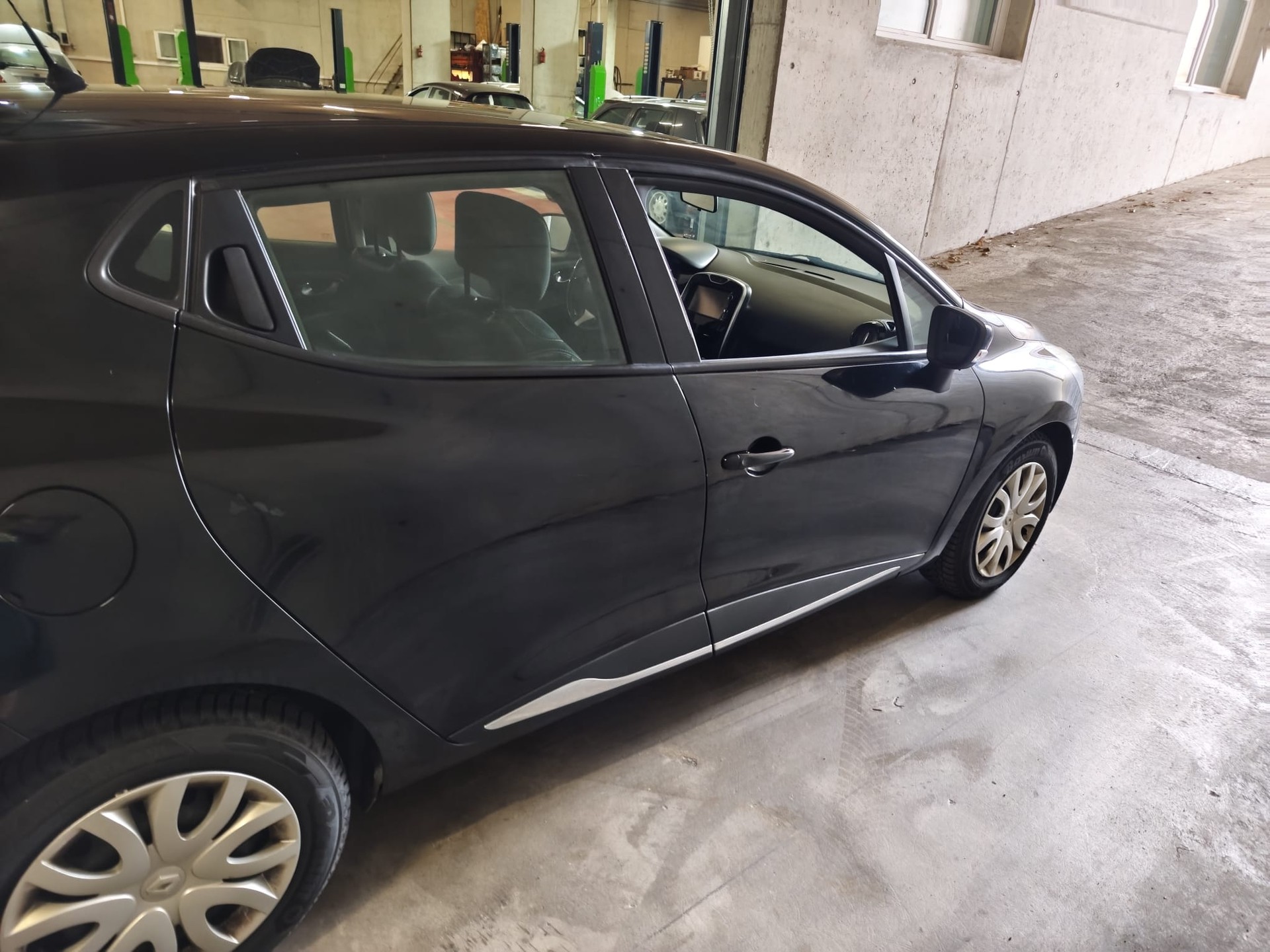 RENAULT Clio 90-showroom-element-3