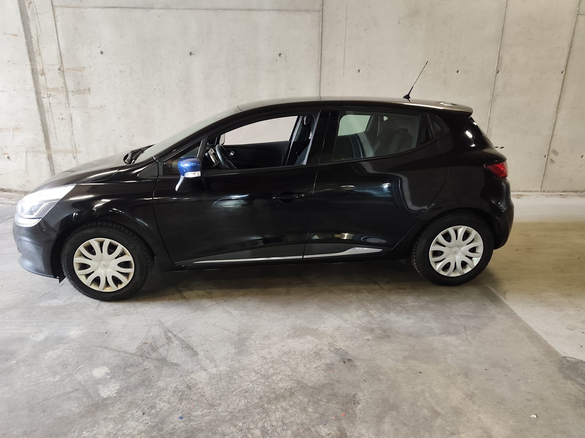 RENAULT Clio 90-showroom-element-1