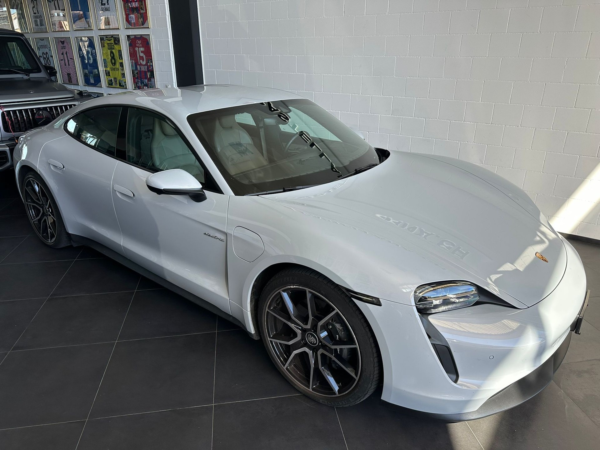 PORSCHE Taycan Sport Turismo Performance Plus 93,4kWh-showroom-element-1
