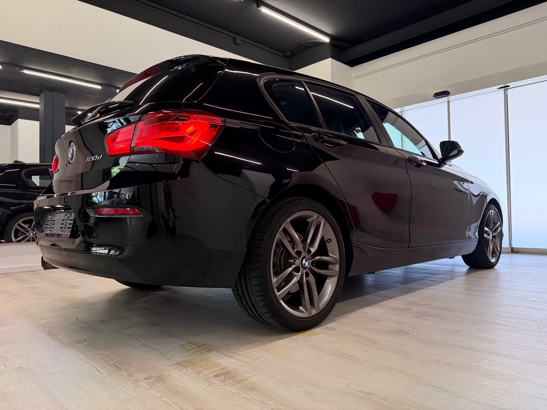 BMW 120d xDrive Sport Line Steptronic-image-11