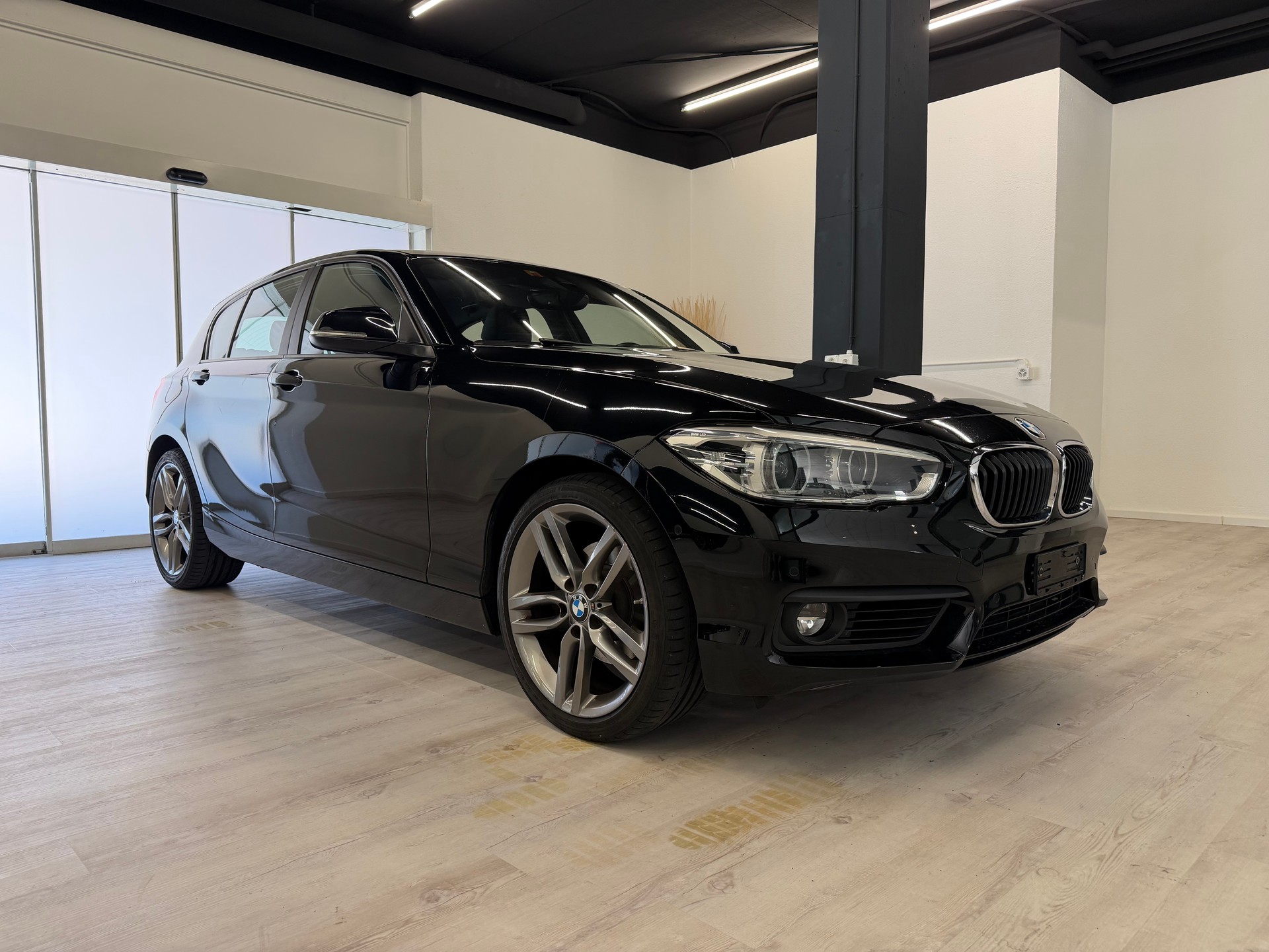 BMW 120d xDrive Sport Line Steptronic-showroom-element-3