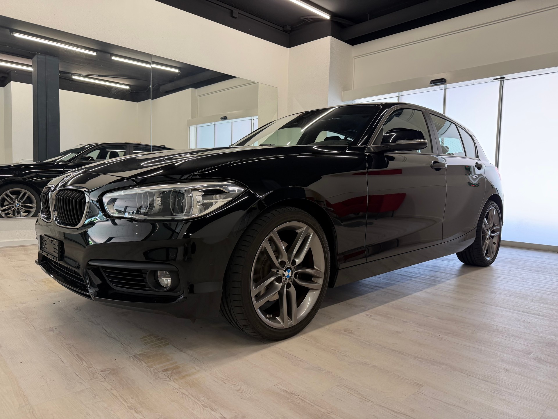 BMW 120d xDrive Sport Line Steptronic-showroom-element-1