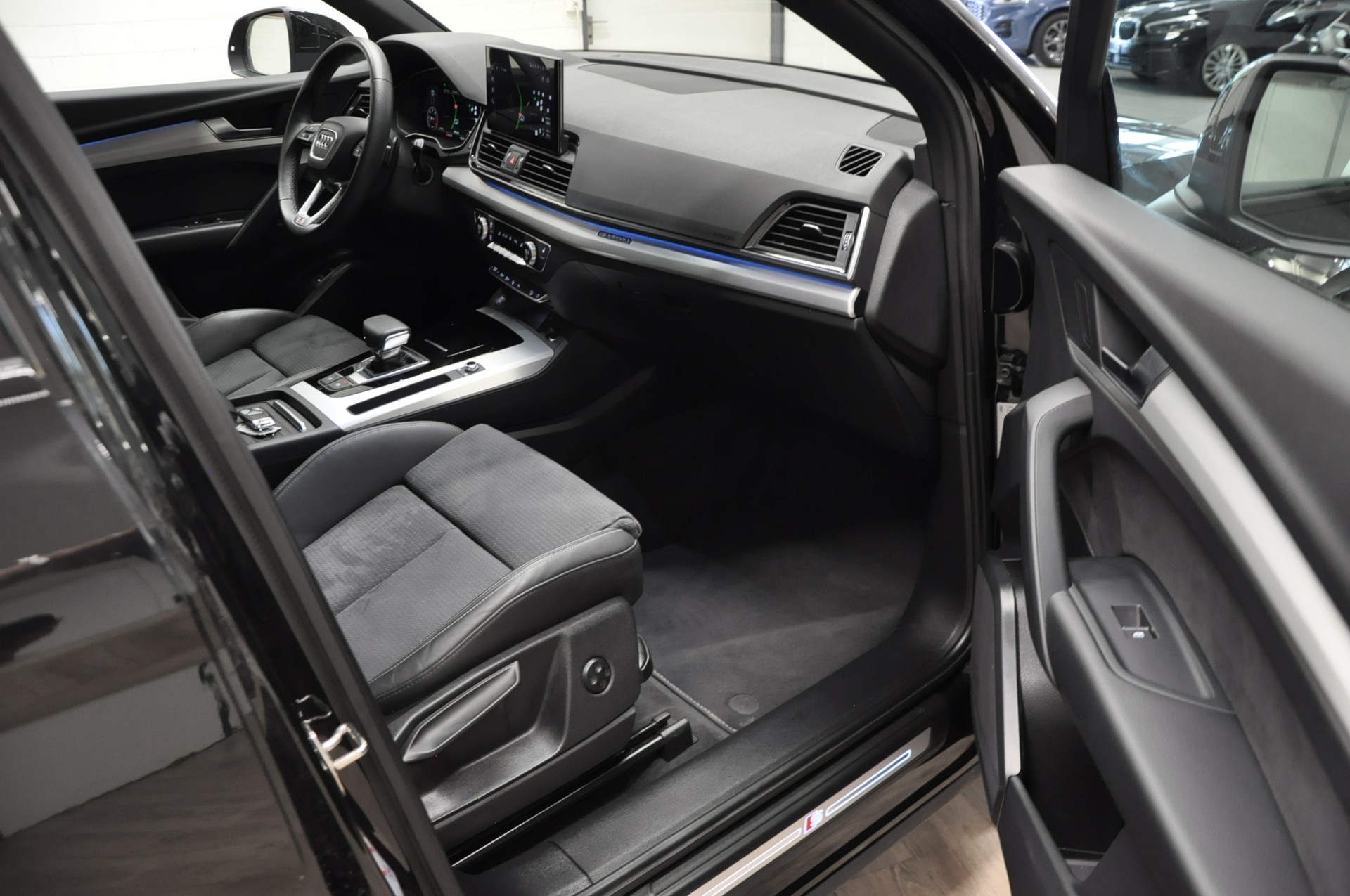 AUDI Q5 Sportback 40 TDI Blackedition quattro S-tronic-image-12