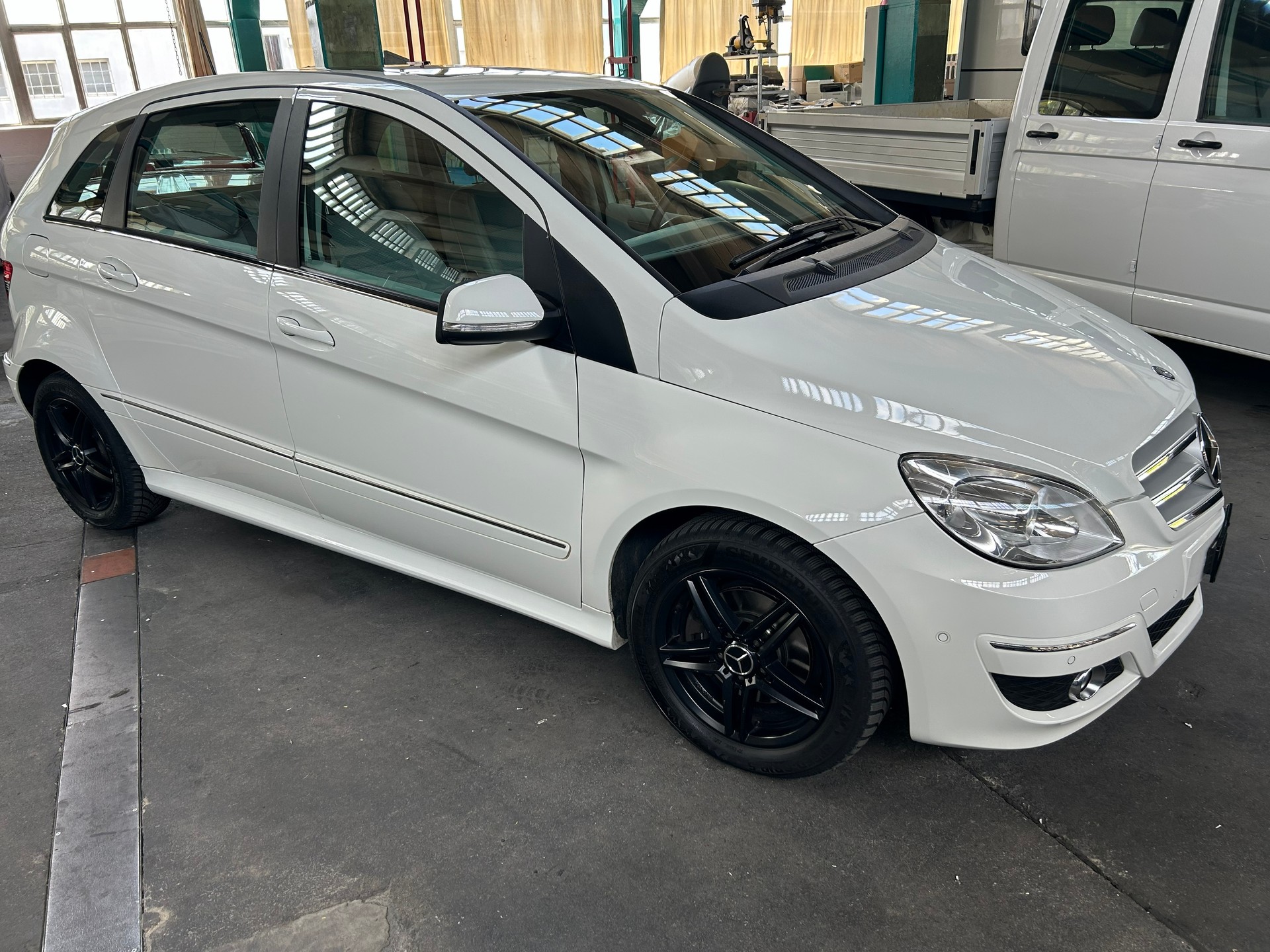 MERCEDES-BENZ B 200