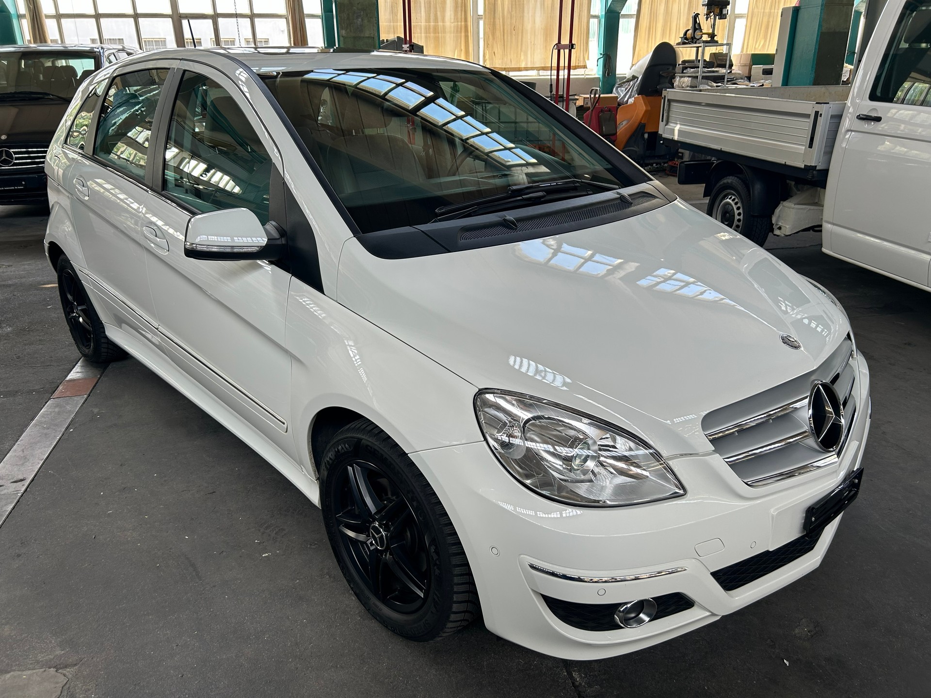 MERCEDES-BENZ B 200-image-2