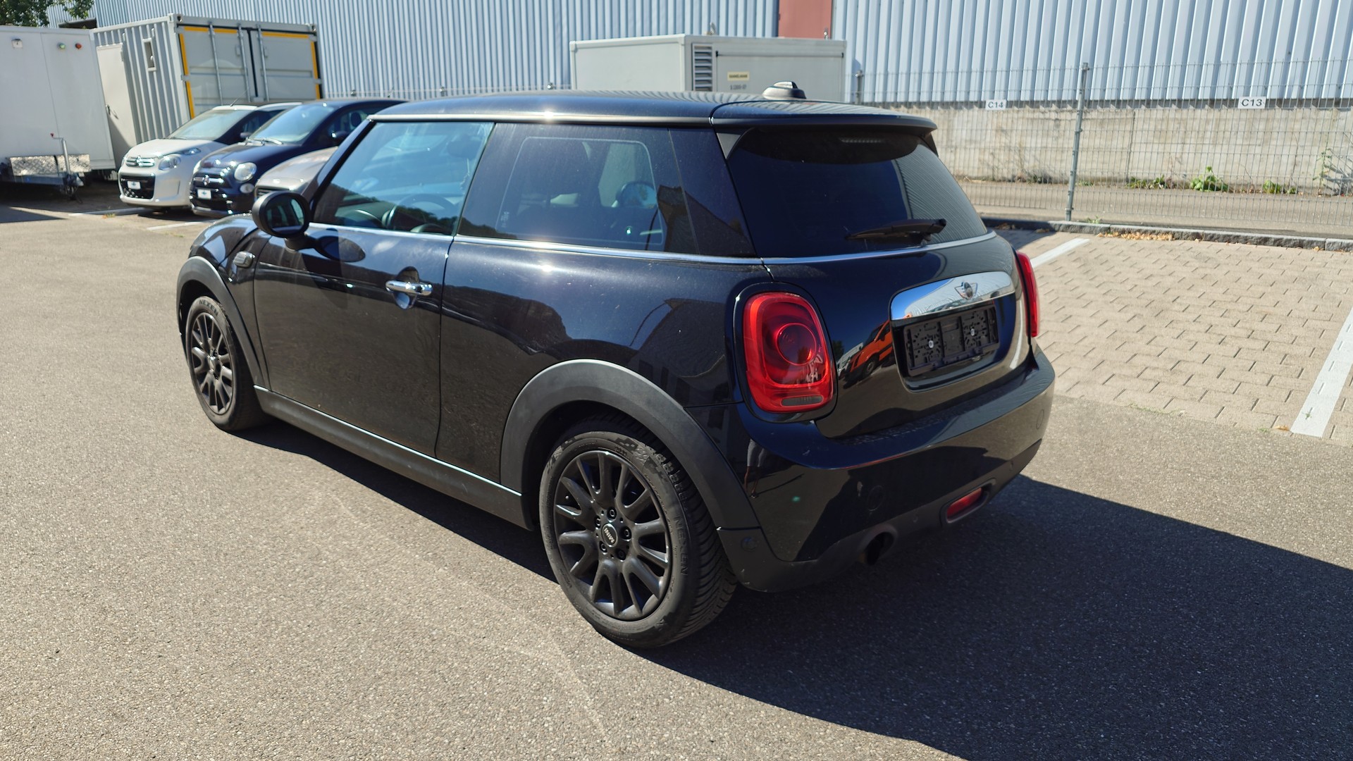 MINI One-showroom-element-2