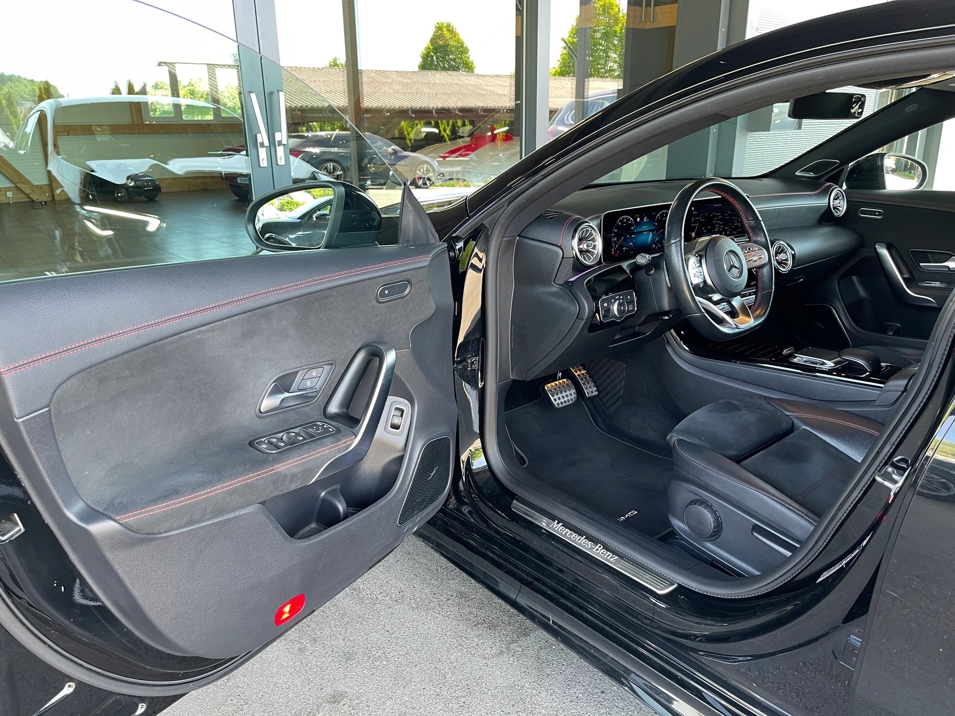 MERCEDES-BENZ CLA Shooting Brake 250 4Matic 7G-DCT AMG Line-image-6