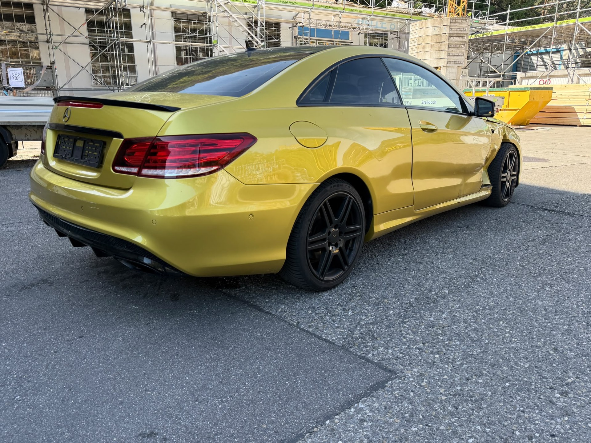 MERCEDES-BENZ E 250 7G-Tronic-showroom-element-1