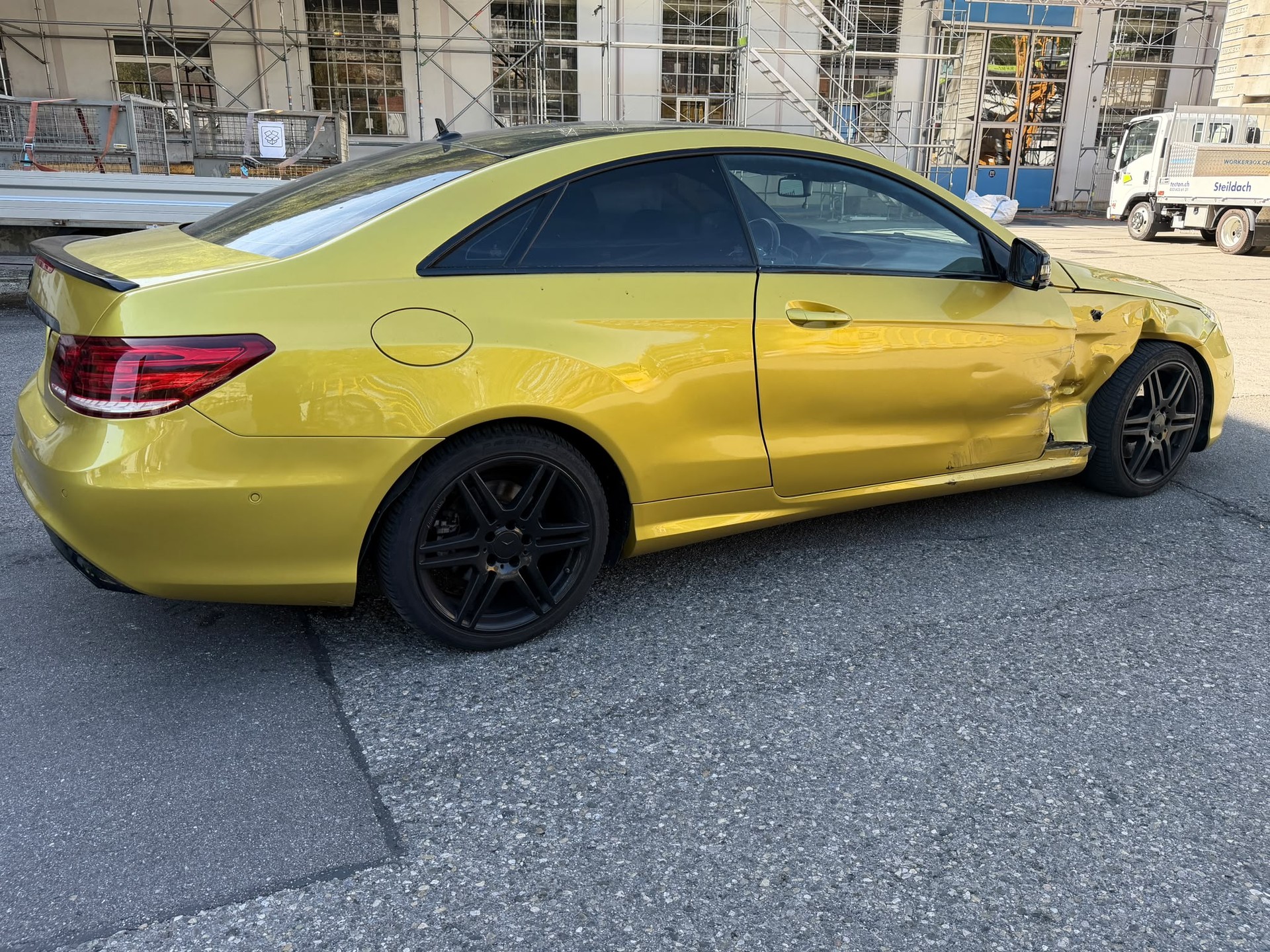 MERCEDES-BENZ E 250 7G-Tronic-showroom-element-2