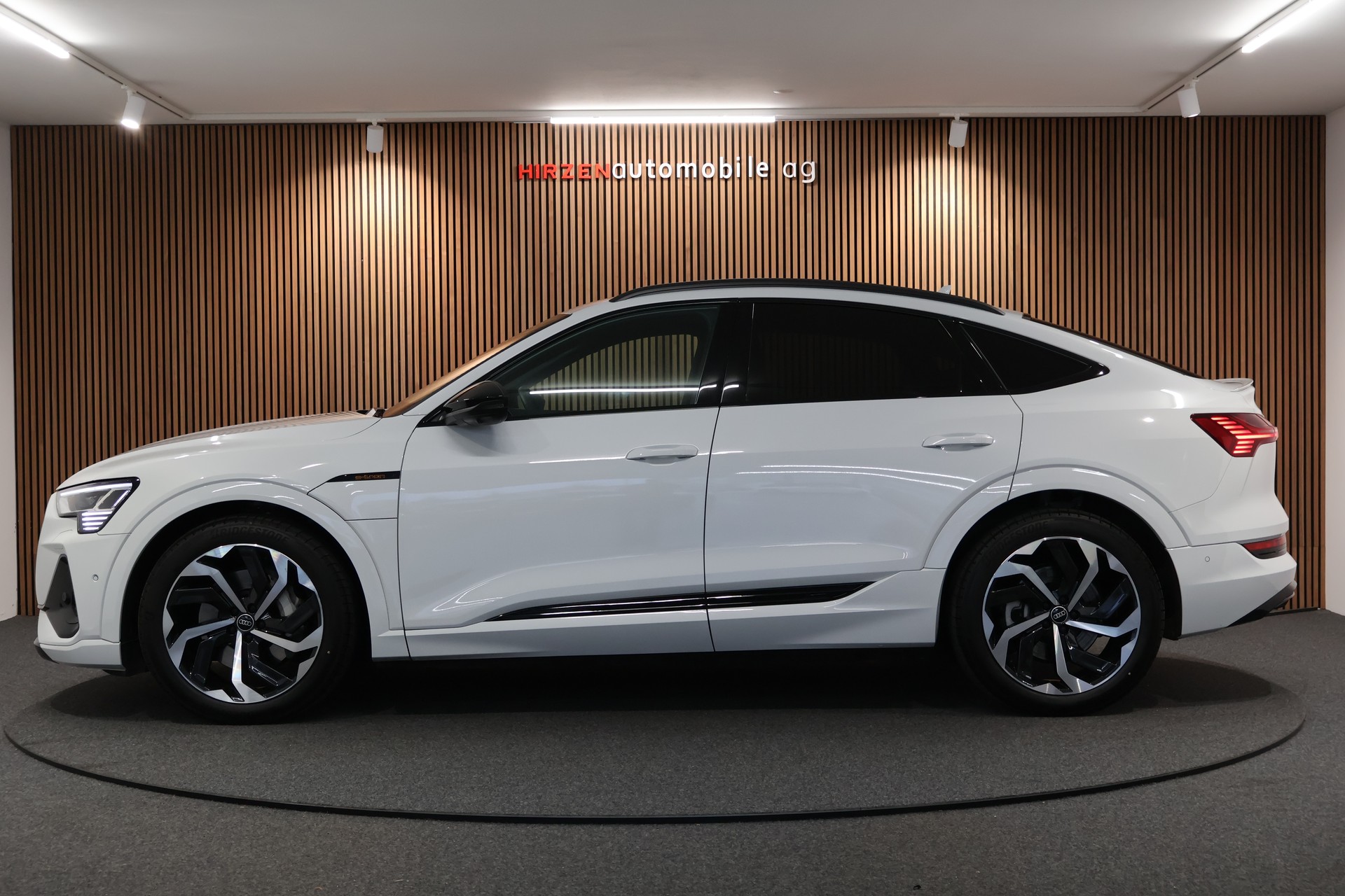 AUDI e-tron 55 Sportback S Line Black Edition quattro-showroom-element-1