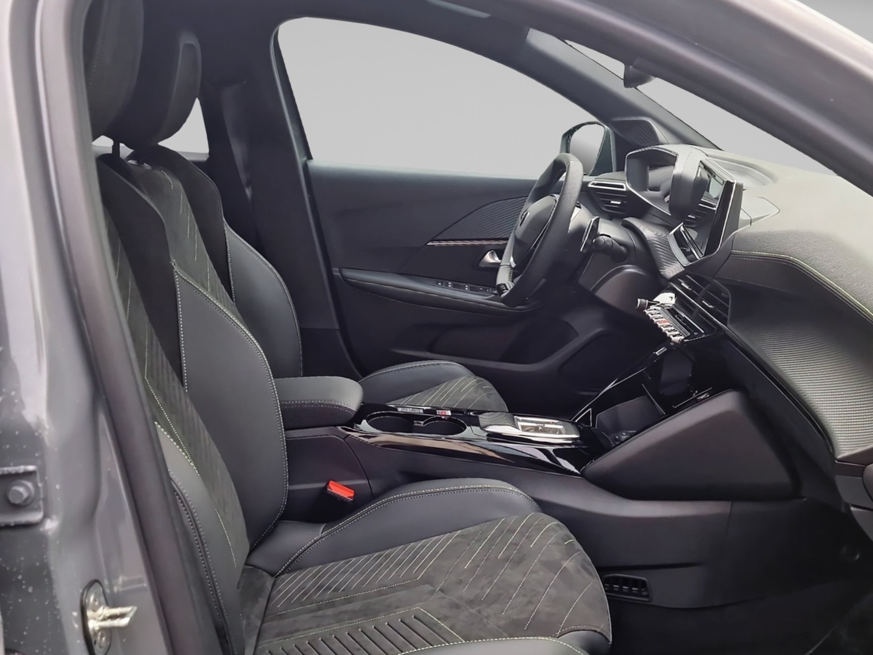 PEUGEOT 208 1.2 Hybrid GT-image-12