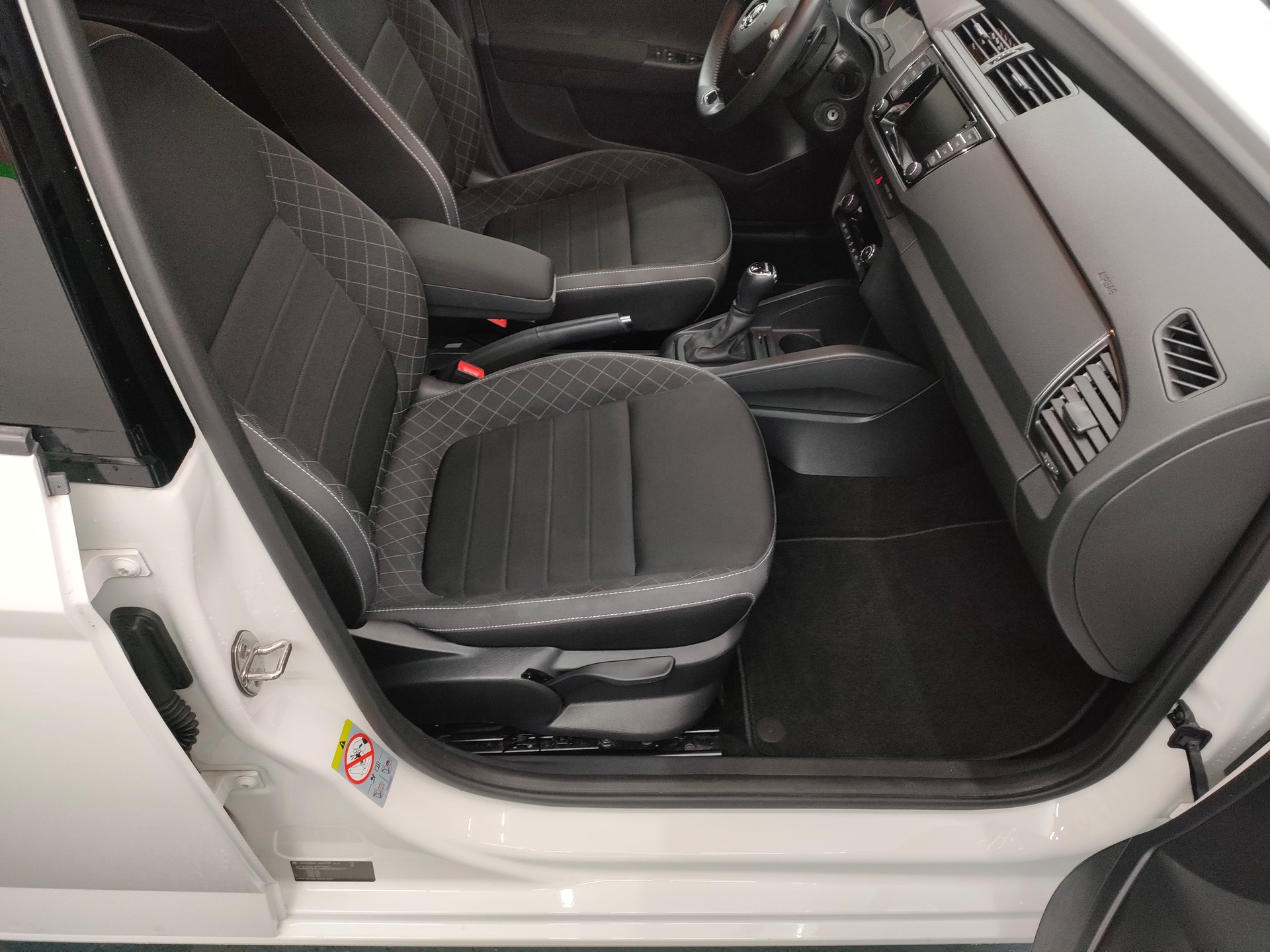 SKODA Fabia 1.0 TSI Ambition DSG-image-11