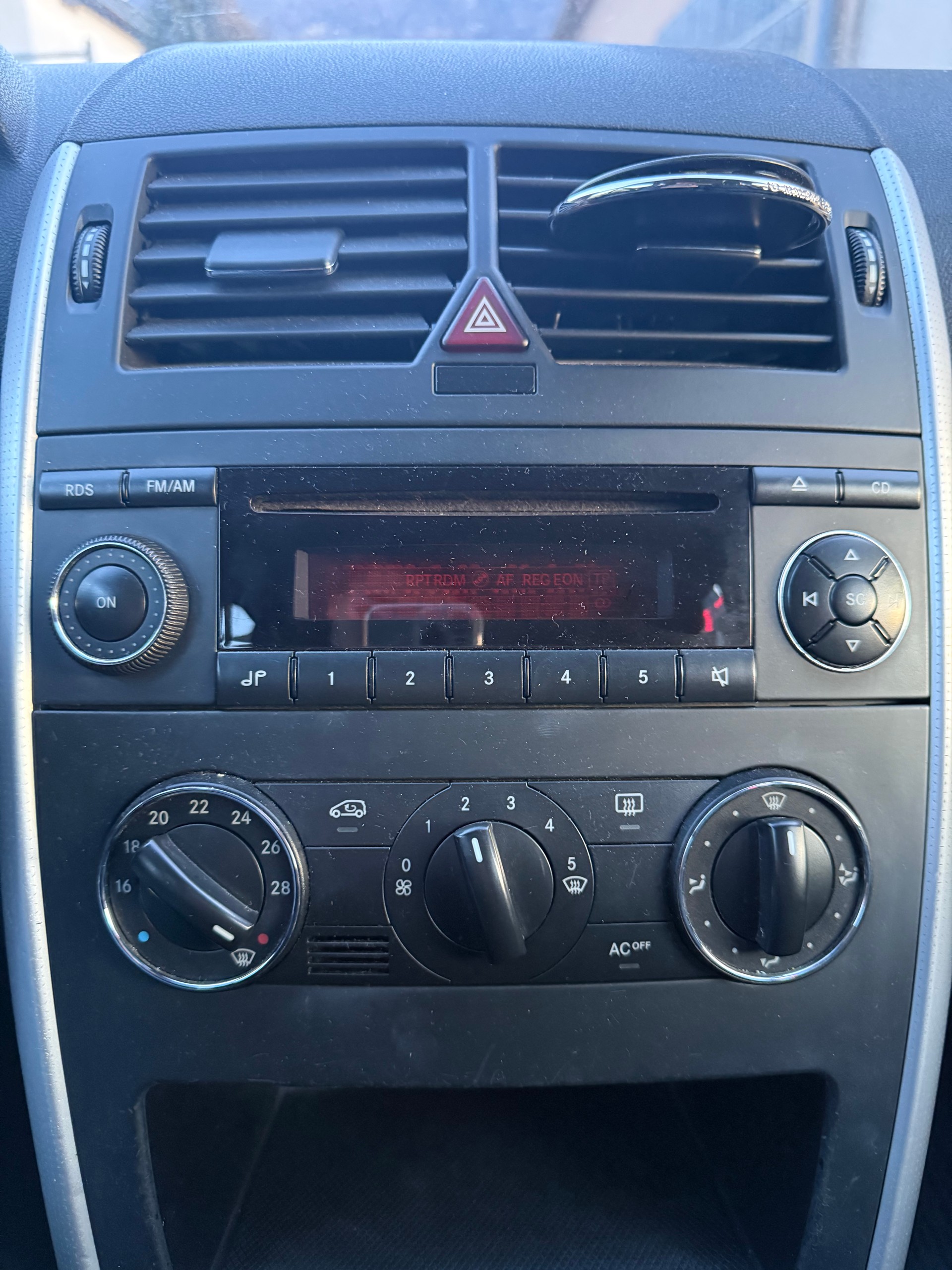 MERCEDES-BENZ A 200 Avantgarde-image-11