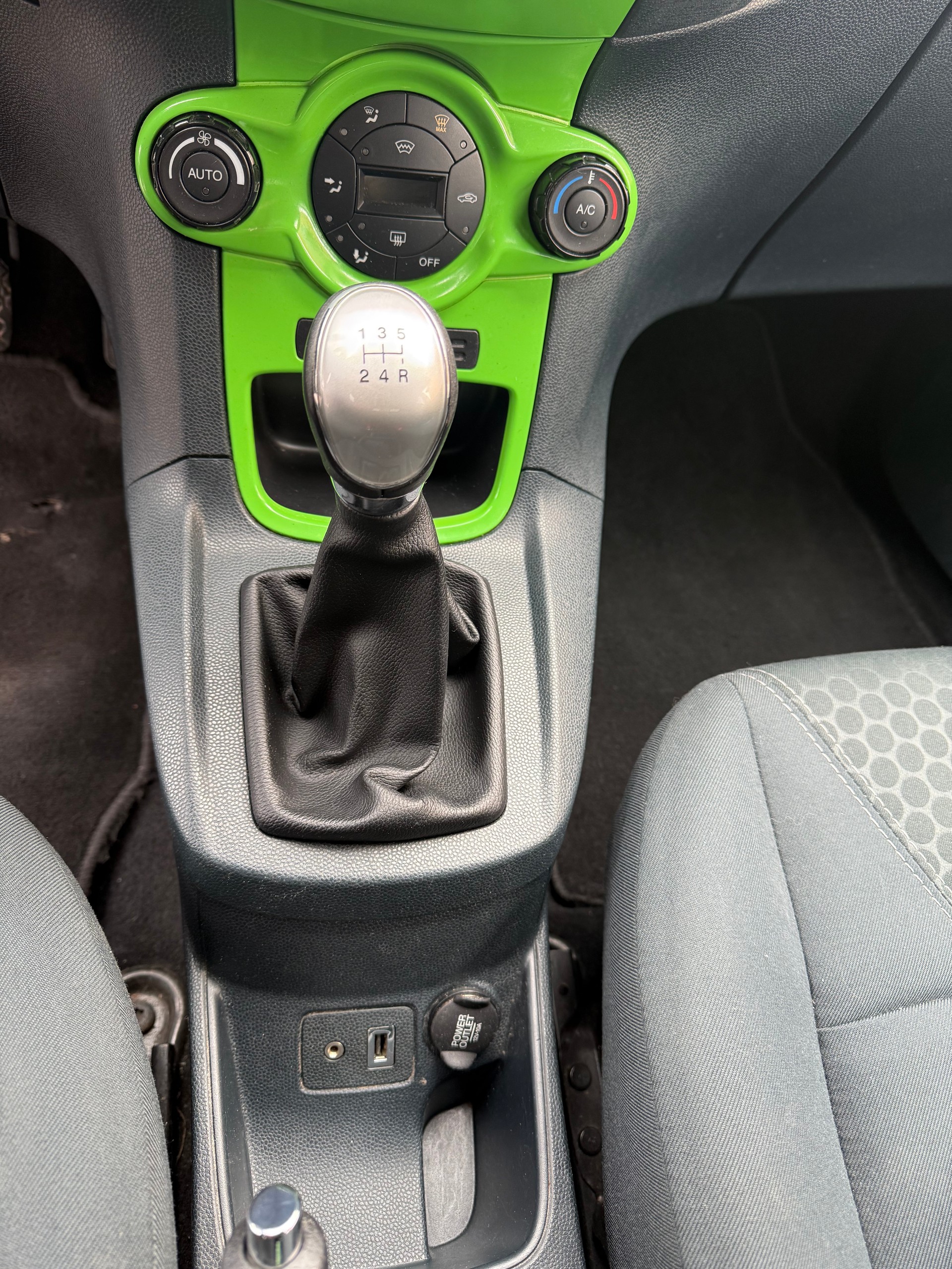 FORD Fiesta 1.6 16V Titanium-image-12