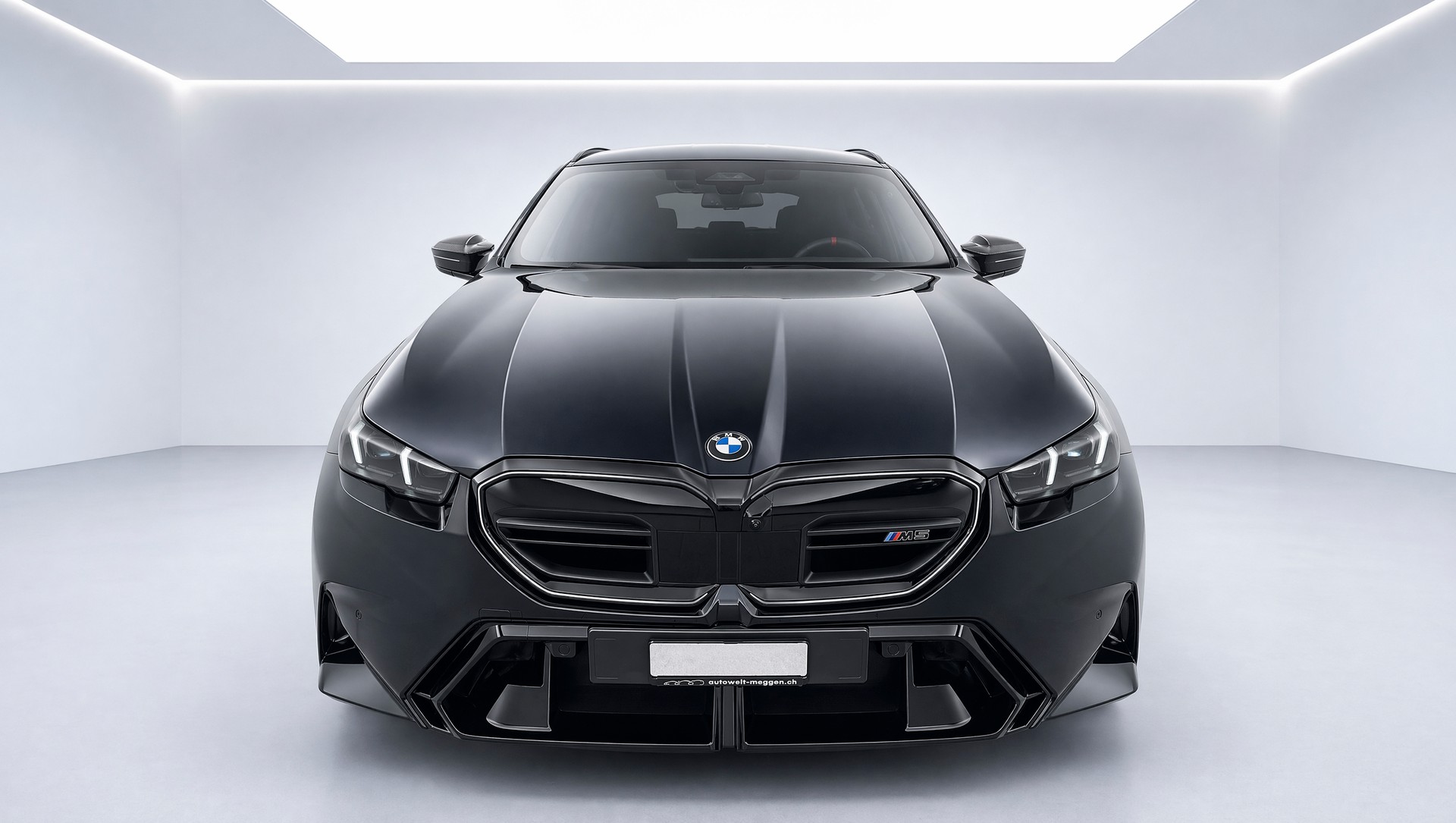 BMW M5 xDrive Touring-image-1