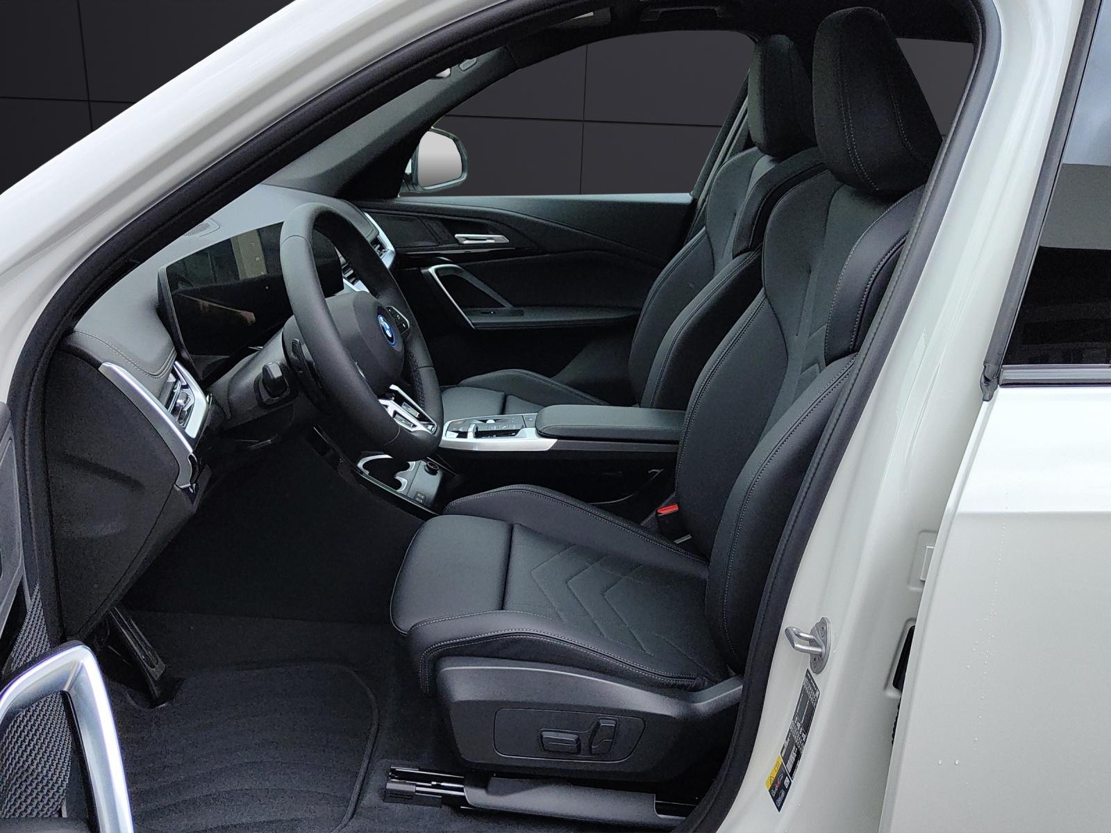 BMW iX1 30 xDrive-image-9
